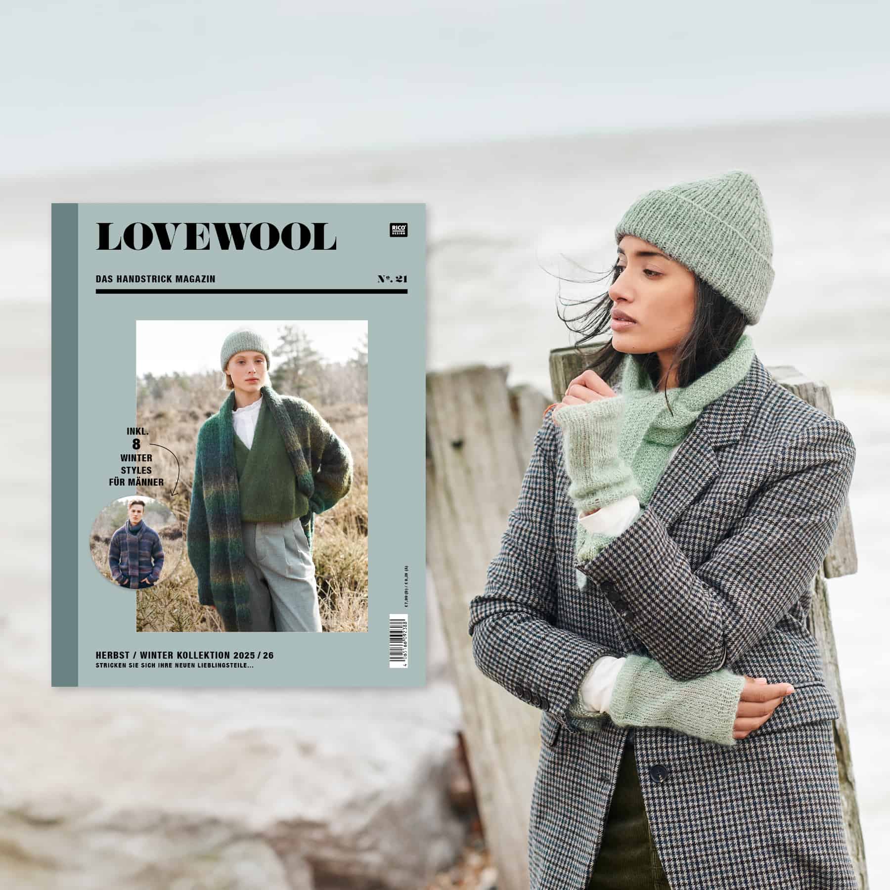 Eine Frau trägt gestrickte Mütze, Tuch und Stulpen aus dem Handstrick Magazin Lovewool No. 20. Daneben ein Cover des Handstrick Magazins Lovewool No. 21