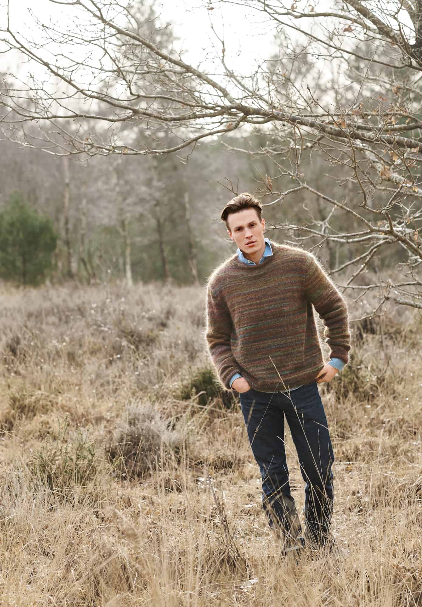Mann trägt gestrickten Pullover in Erdtönen: Modell 09 aus Lovewool No. 21