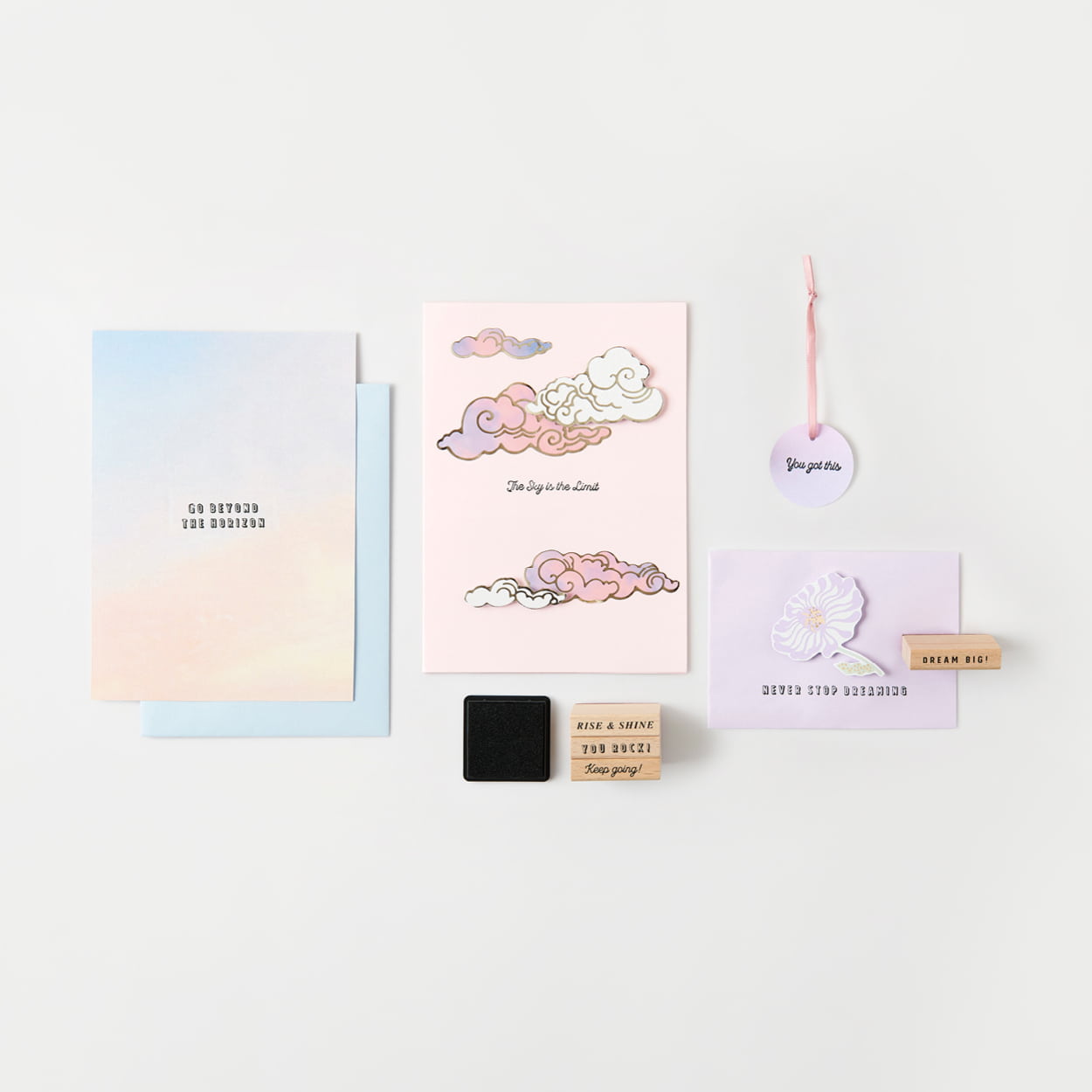 Karten und Umschläge sind mit Stickern in Blumen- und Wolkenformen und mit Stempeln dekoriert. 