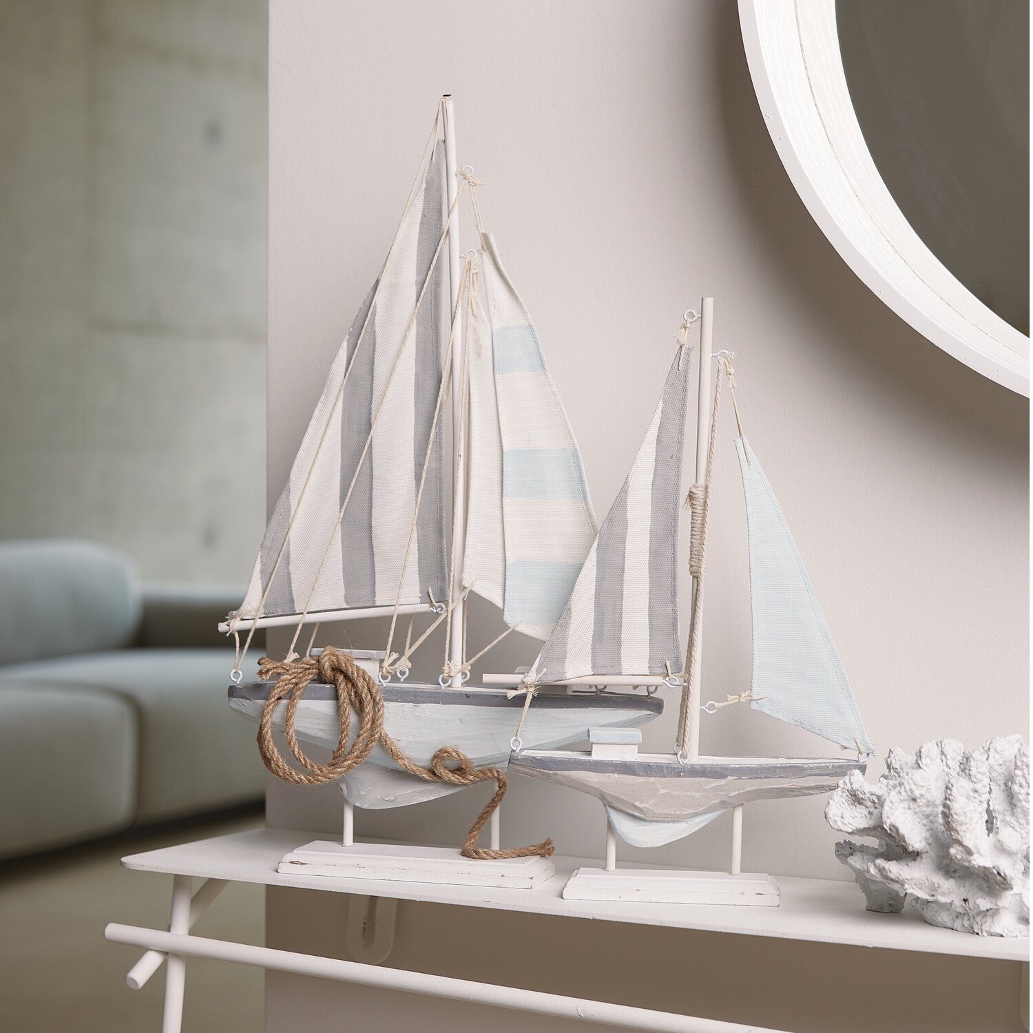 Koralle aus Polyresin weiß 18x17x10cm neben zwei dekorativen Segelbooten auf einem Regal.
