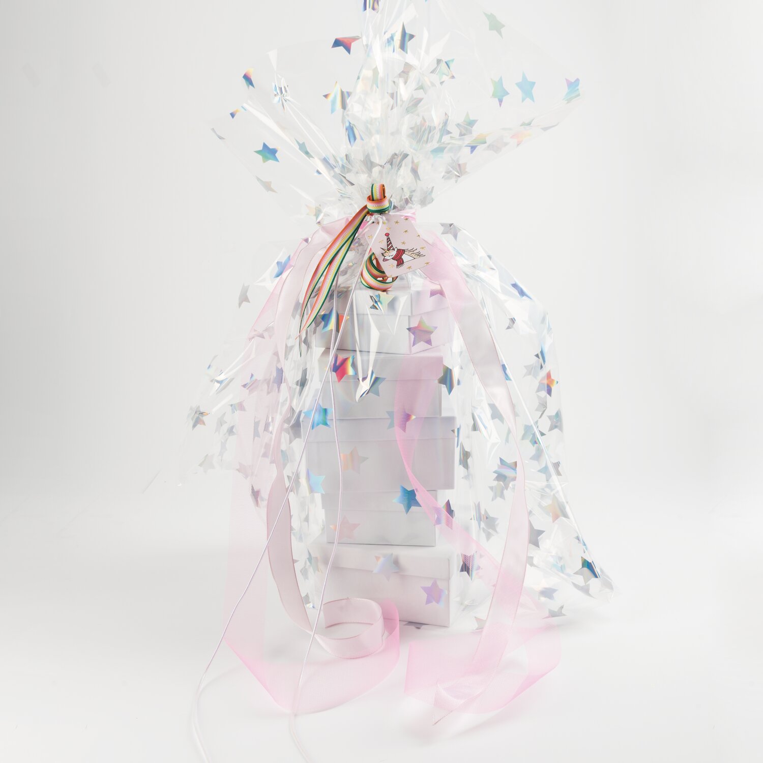 GESCHENKFOLIEN MIX WEIHNACHTEN: Transparentes Geschenkpapier mit bunten Sternen, ideal für festliche Verpackungen. Marke: Rico Design.
