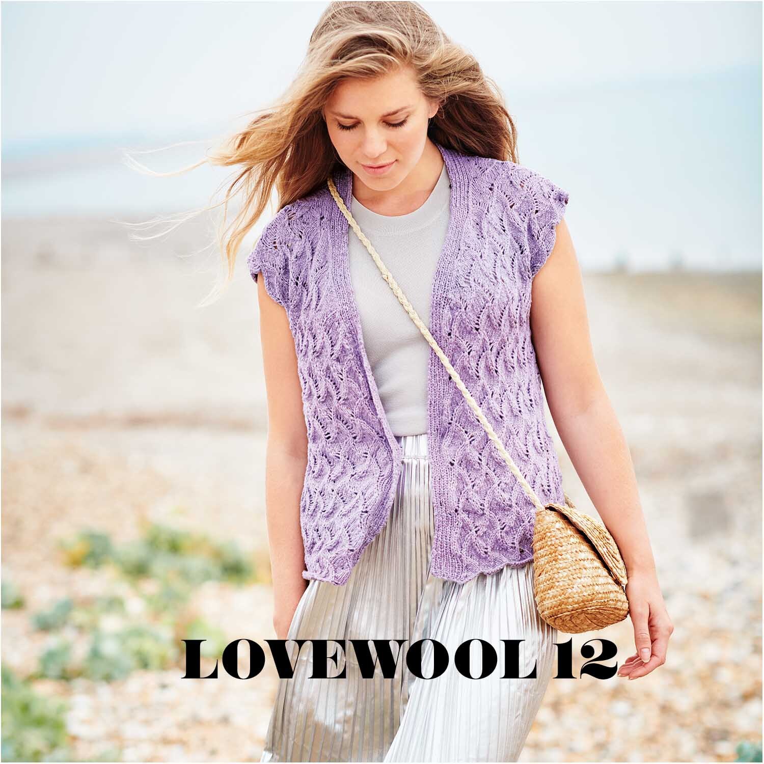 Fashion Cotton Light & Long Tweed dk: Frau am Strand trägt lila Strickweste von Rico Design, kombiniert mit grauem Shirt und Rock.