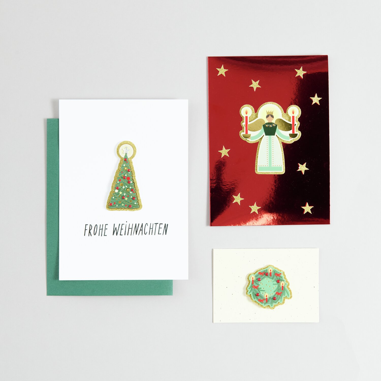 Paper Poetry 3D Sticker Kränze: Drei festliche Karten mit weihnachtlichen Motiven und dekorativen Stickern.