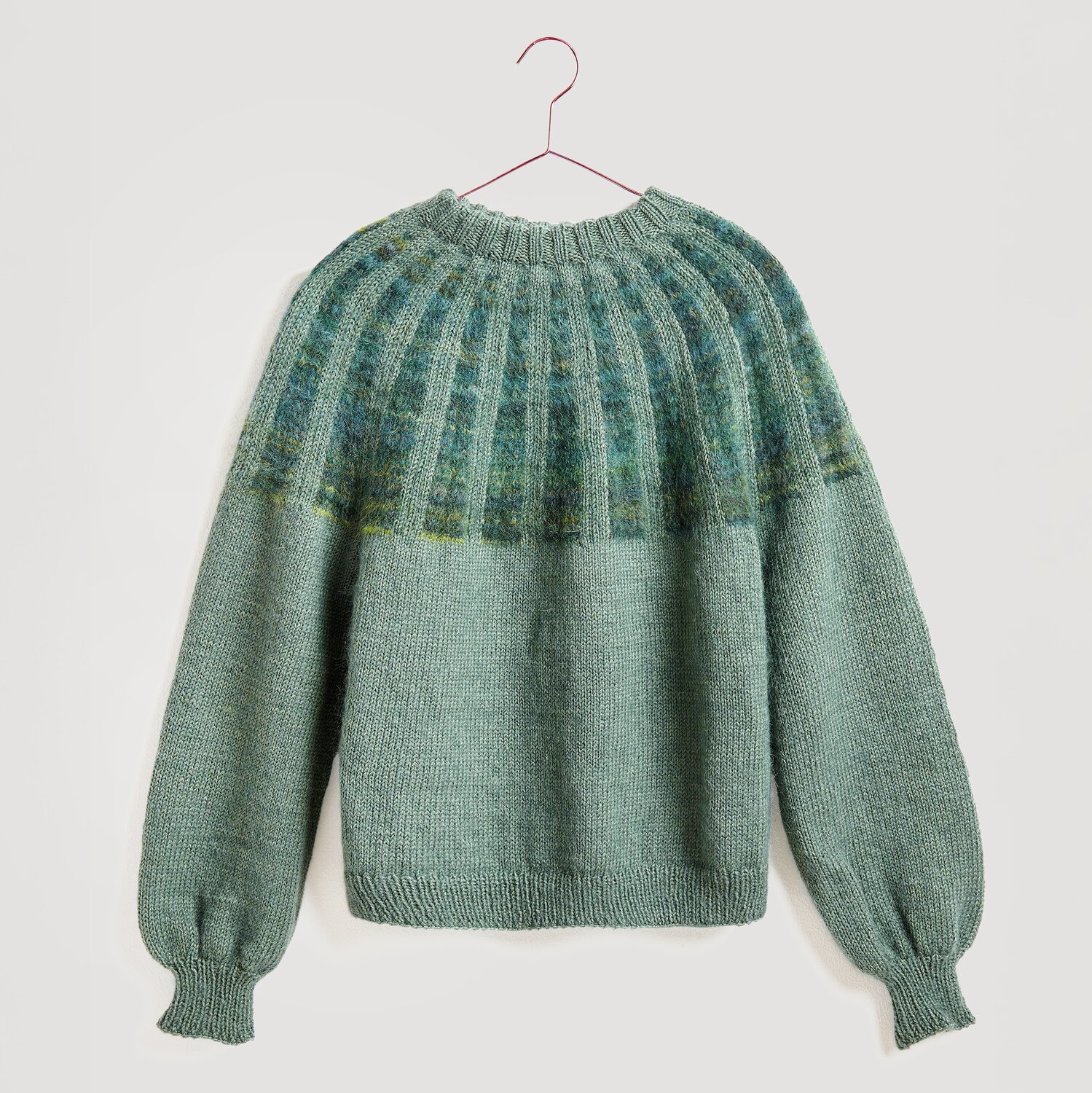 Fashion Meri Mohair Print 50g 275m Farbe Deep Sea von Rico Design Strickset Pullover Modell 27 aus Die Neue Masche No. 13, gestrickt in sanftem Efeu-Grün.