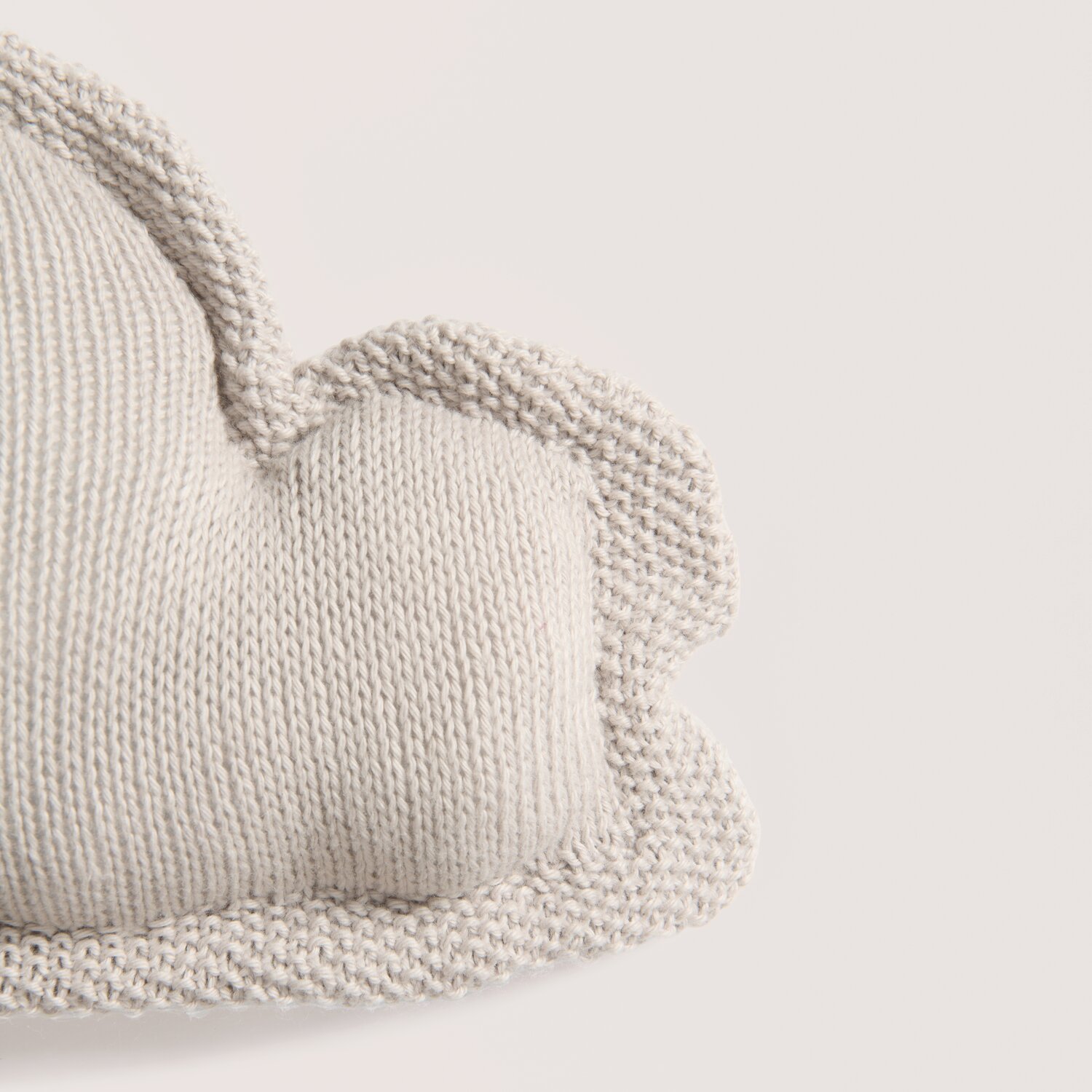 Rico Baby 043: Weiches, taupefarbenes Strickkissen aus Bio-Baumwolle und Kaschmir, ideal für Babys.