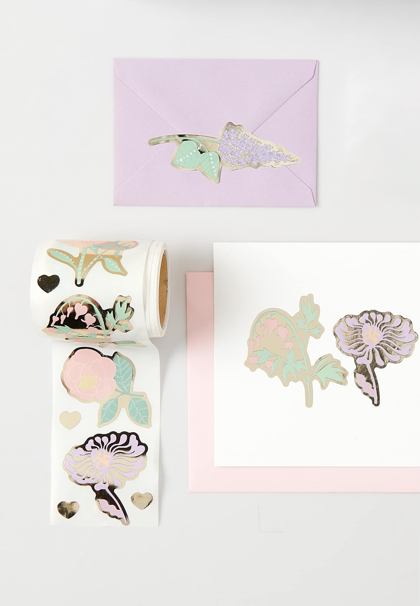 Sticker auf Rolle in Blumenmotiven kleben dekorativ auf Karten und Umschlägen.