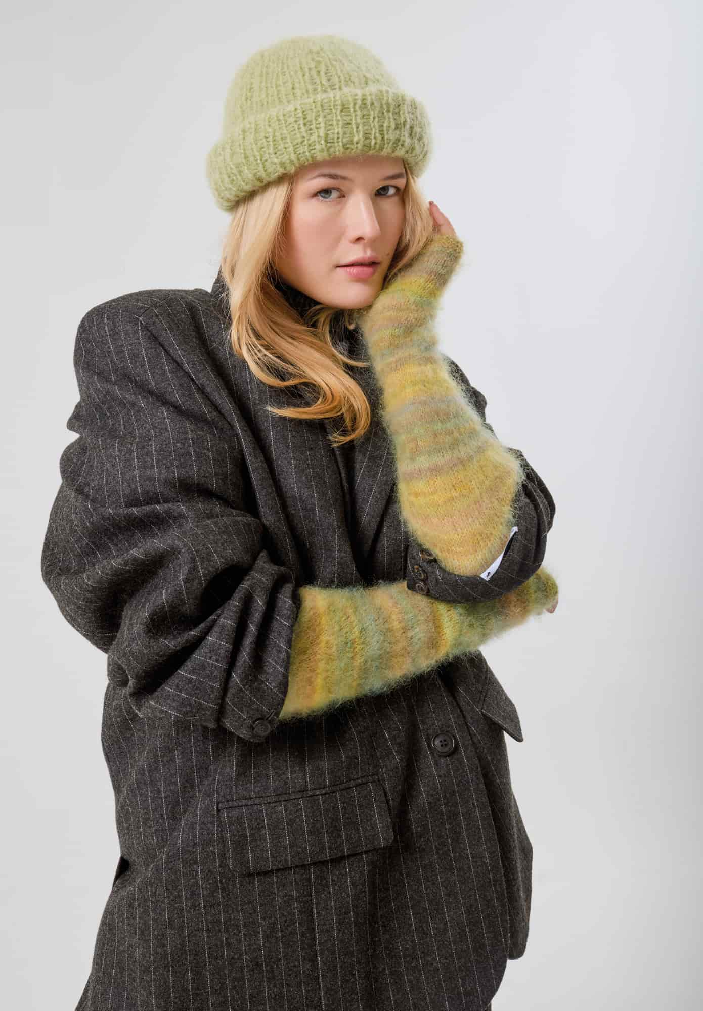 Frau trägt gestrickte Armwärmer in Gelb und Grüntönen: Modell 03 aus Made by Me No. 21