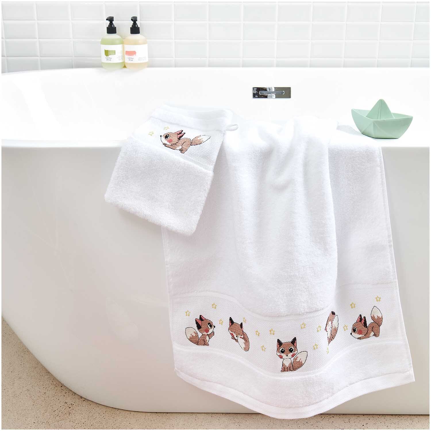 Handtuch 50x100cm Farbe Weiß von Rico Design Handtuch 50x100cm mit Fuchs-Motiv von Rico Design, drapiert über einer Badewanne in modernem Badezimmer.