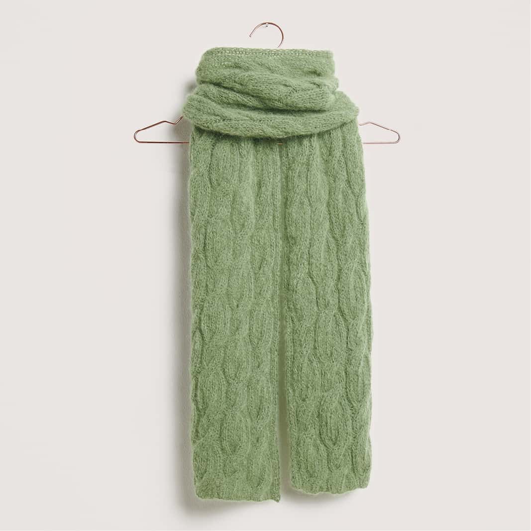 Gestrickter Schal mit Zopfmuster in Aloe: Modell 09 aus dem Heft Made by Me No. 21