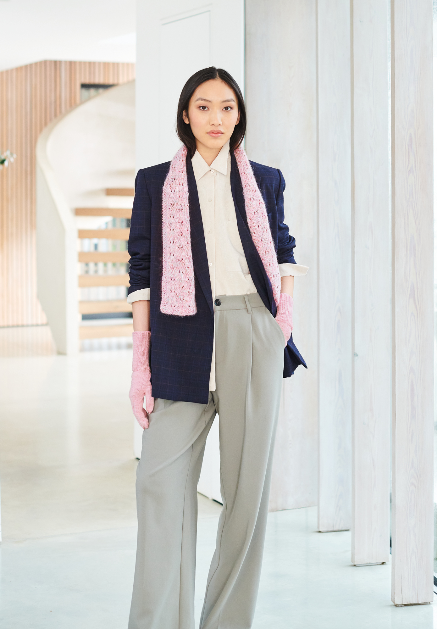 Frau trägt gestricktes Tuch in Rosa: Model 18 aus Lovewool No. 19