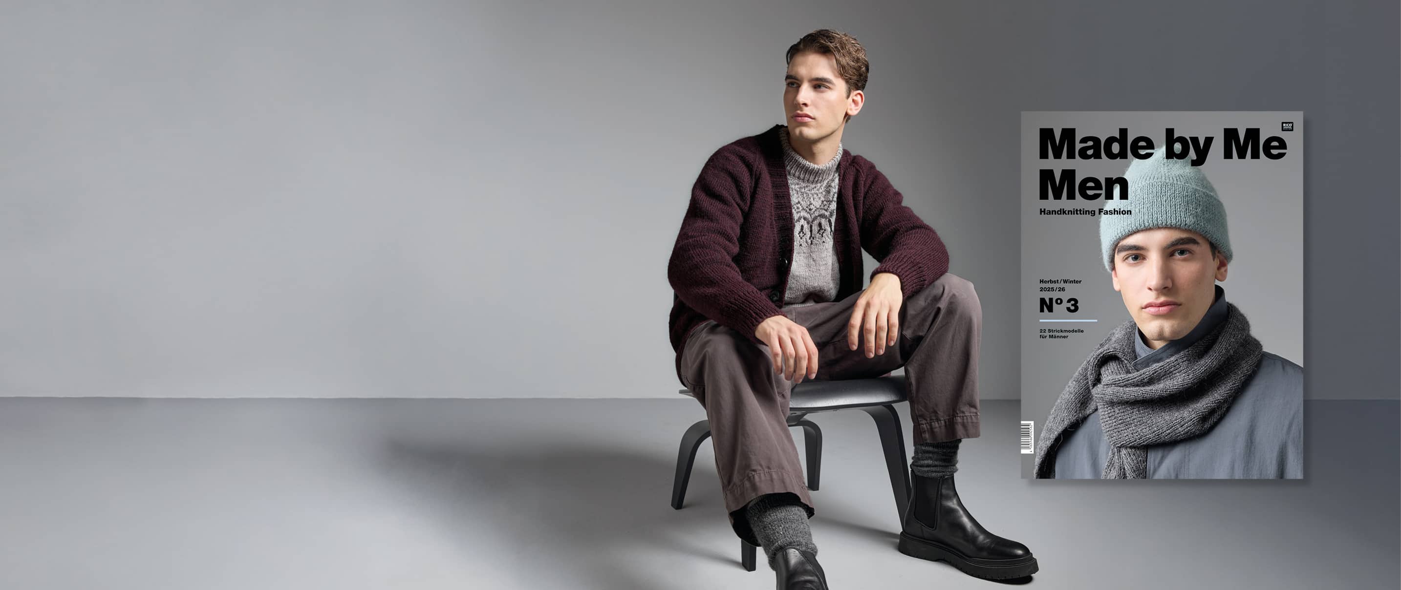 Ein trägt einen gestrickten Pullover und sitzt auf einem Stuhl vor einer grauen Wand. Daneben das Cover des Handstrick Magazins Made by Me Men No. 3