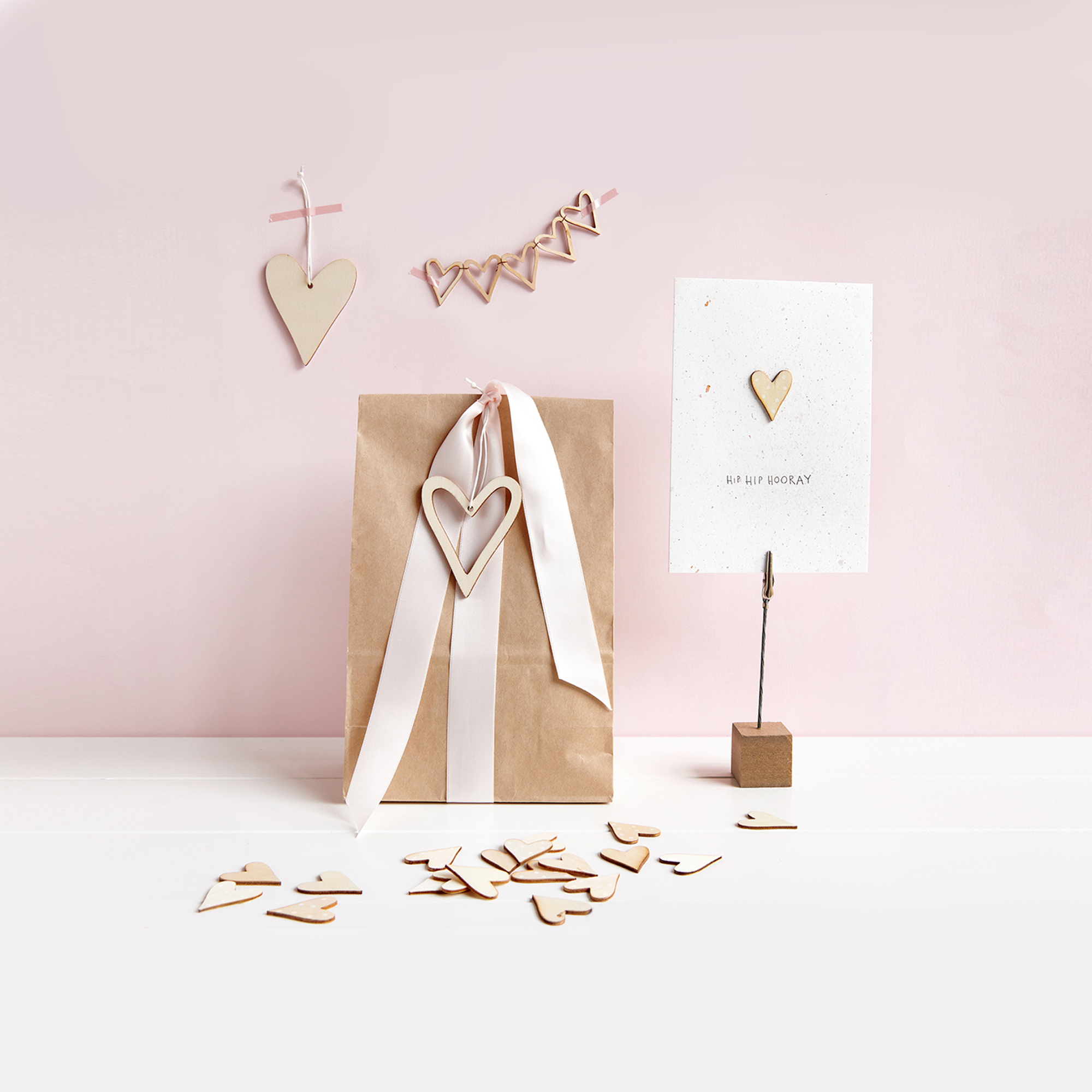 Geschenktüten und Karten mit Holzherzen