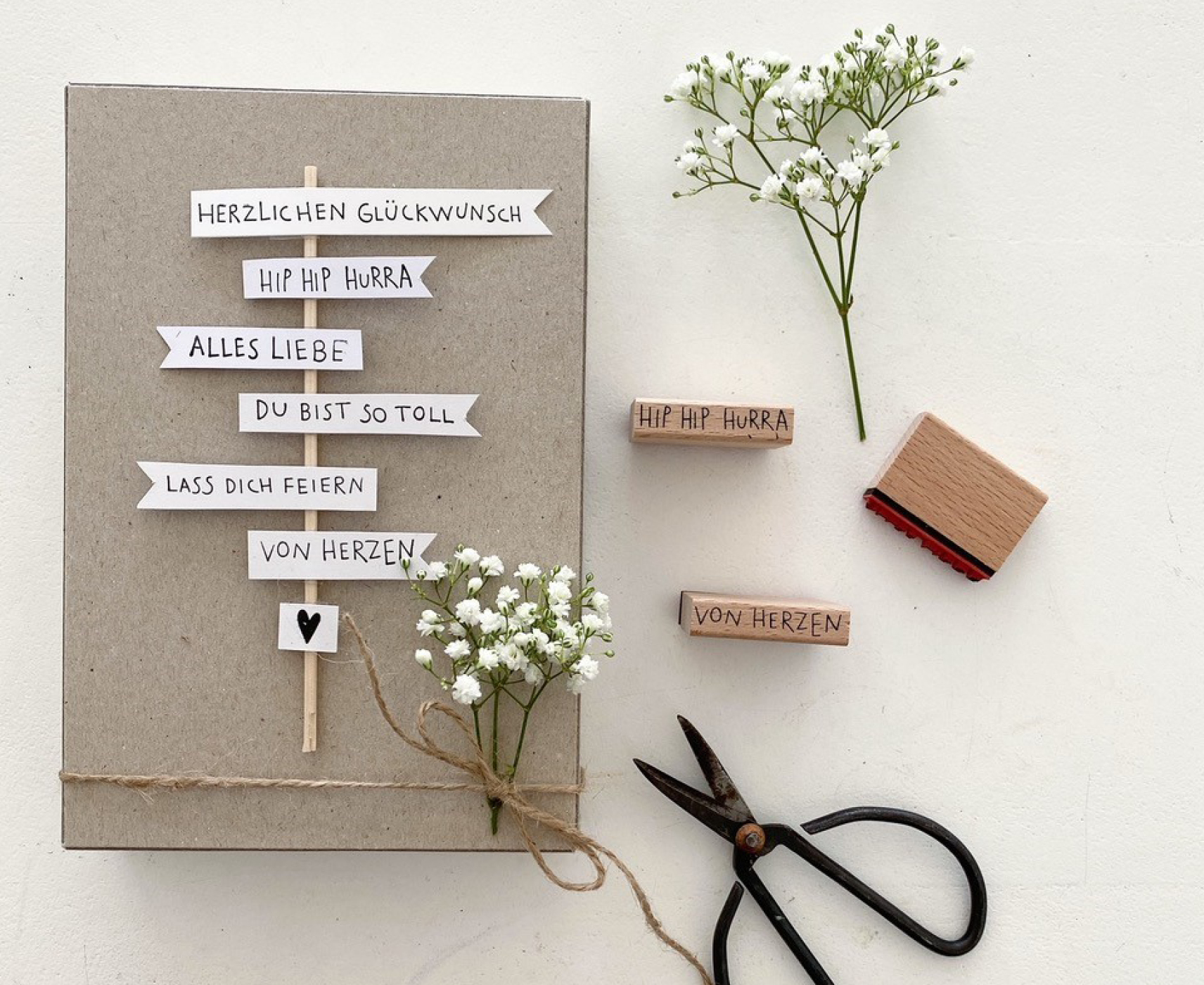 Geschenkverpackungsidee mit Papierschachtel und bestempelten Fahnen von @hallomeinkleines