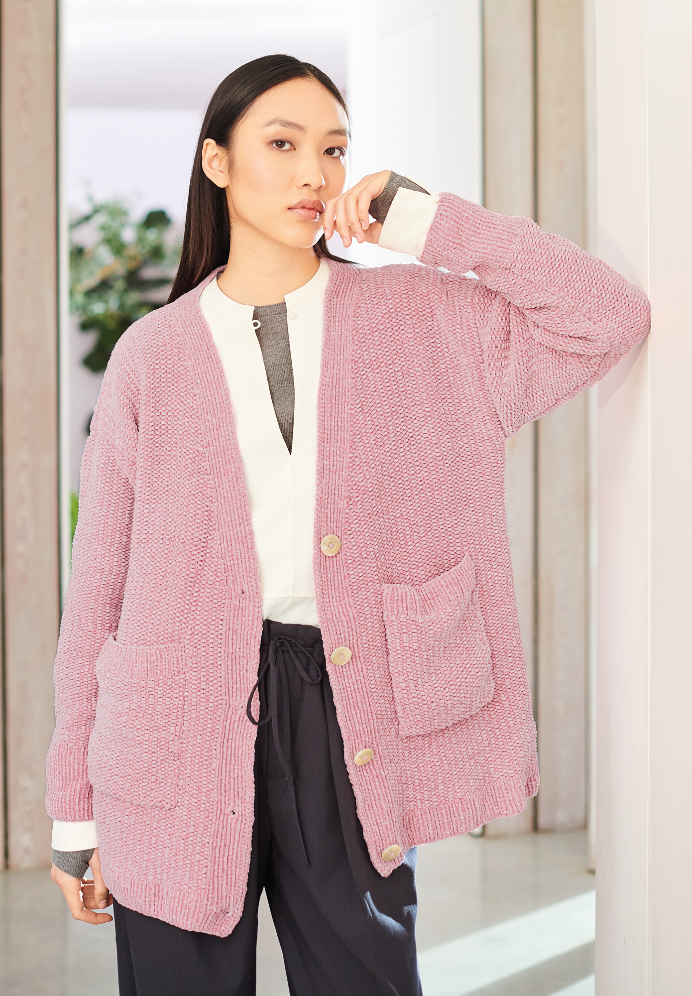 Frau trägt gestrickte Jacke in Rosa: Modell 22 aus Lovewool No. 19