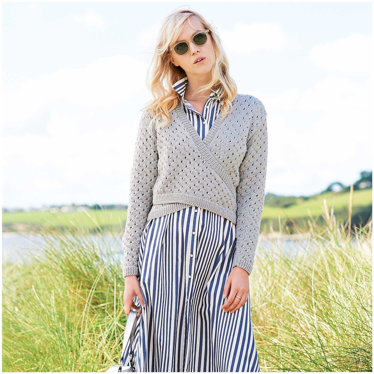 Creative Silky Touch dk: Frau in gestreiftem Kleid und gestricktem Cardigan von Rico Design in Landschaft.