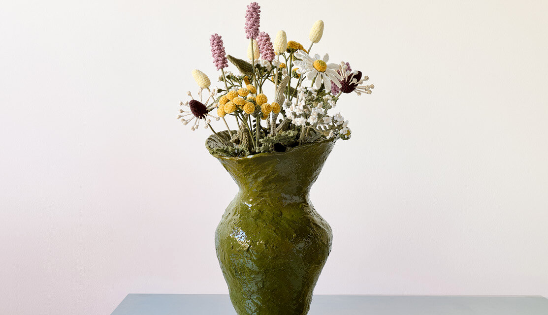 Material Ricorumi In the Meadow Blumenstrauß in organischer Keramikvase mit zarten Wiesenblumen, dekorativ arrangiert als natürlicher Blickfang
