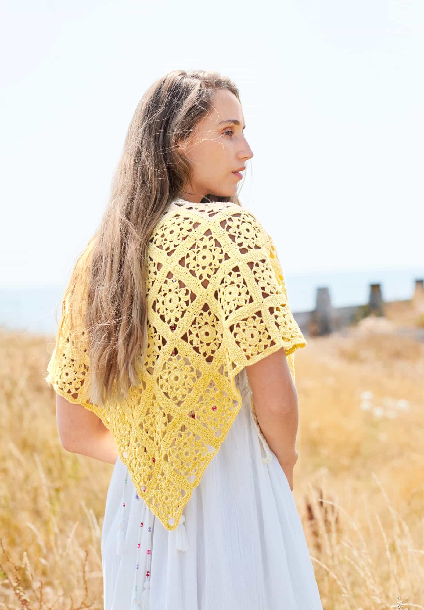 Frau trägt gehäkeltes Dreieckstuch in Gelb: Modell 06 aus Lovewool No. 22