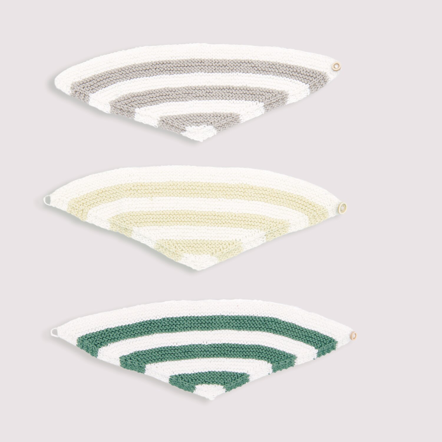 Strickset Mini Dreieckstuch Modell 20 aus Baby Nr. 39 zeigt drei Tücher in Grau, Vanille und Tannengrün. Ideal für Baby Organic Cotton Projekte.