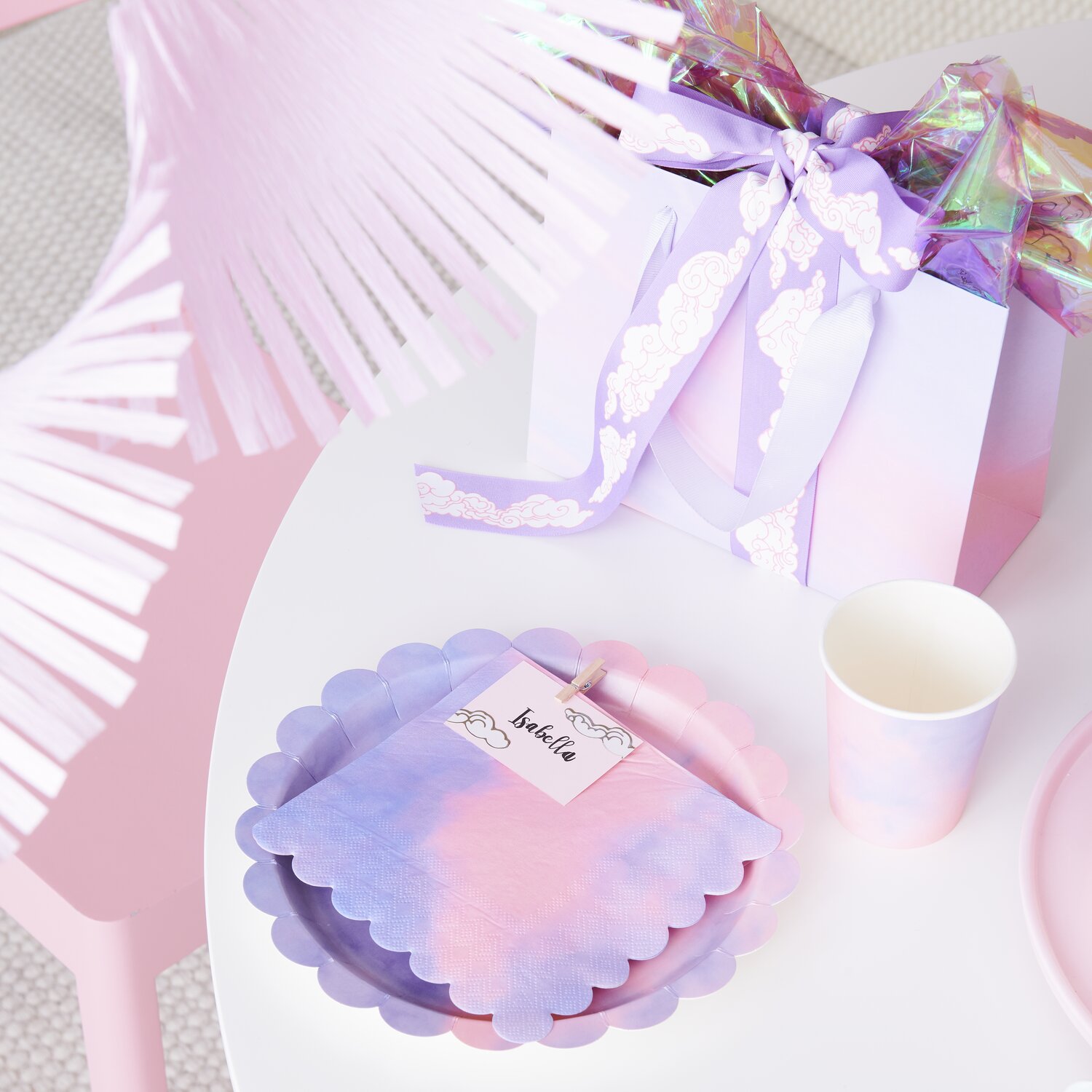 Pappteller Mix The Sky is the Limit mit Servietten und Becher in Pastellfarben auf weißem Tisch.