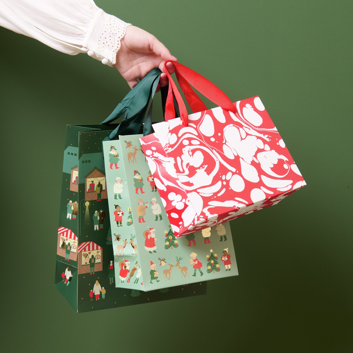 Geschenktüte Weihnachtsfiguren M: Drei festliche Tüten mit Weihnachtsmotiven, ideal für Geschenke.