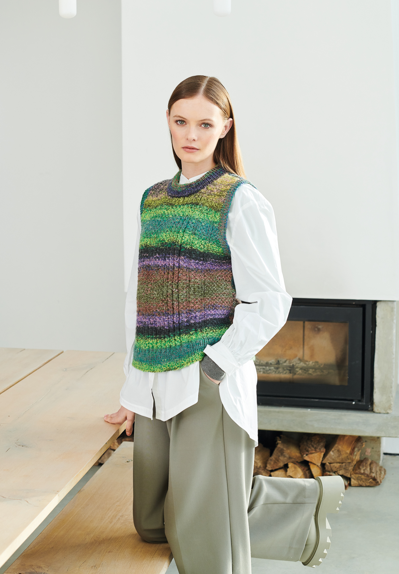 Frau trägt gestrickten Pullunder mit Grün-Lila Farbverlauf: Modell 37 aus Lovewool No. 19