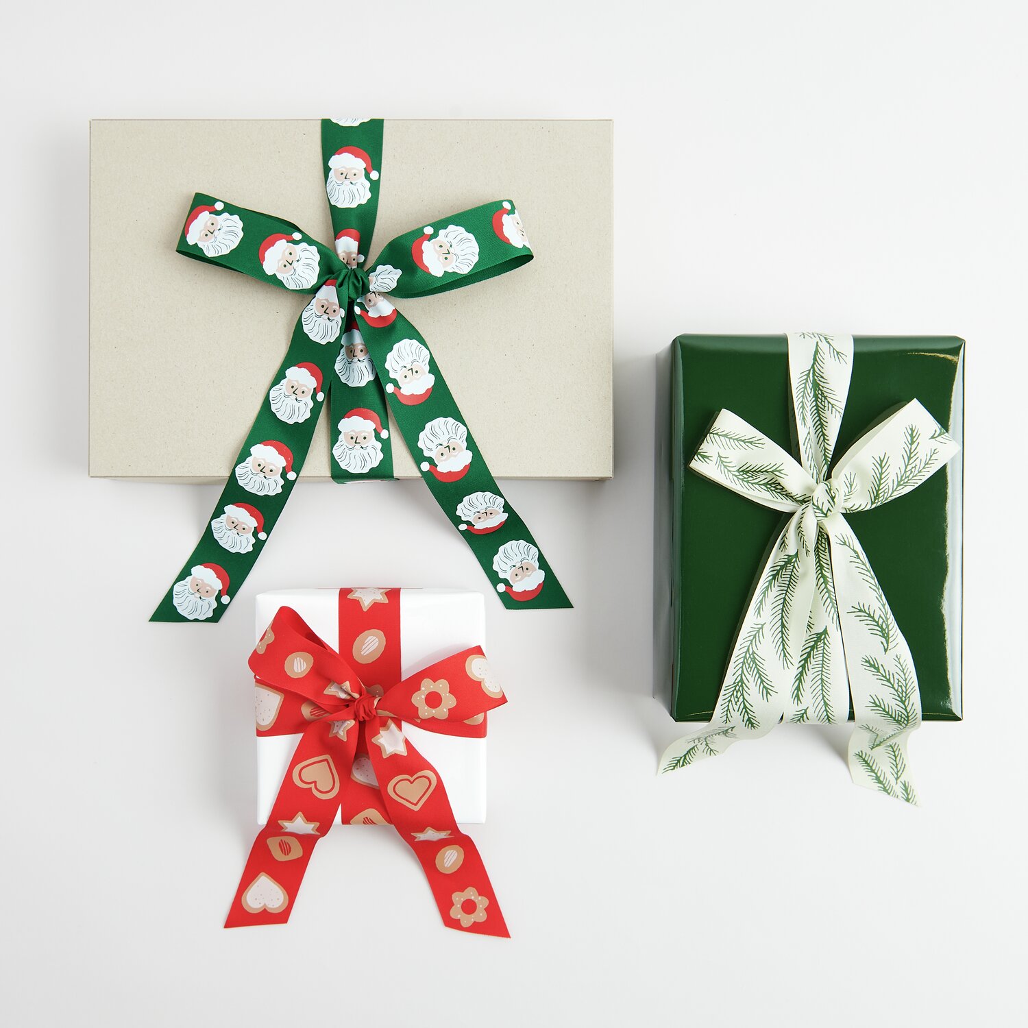 Paper Poetry Taftband Weihnachtsmann: Geschenkbox mit grünem Band und Weihnachtsmann-Motiv.