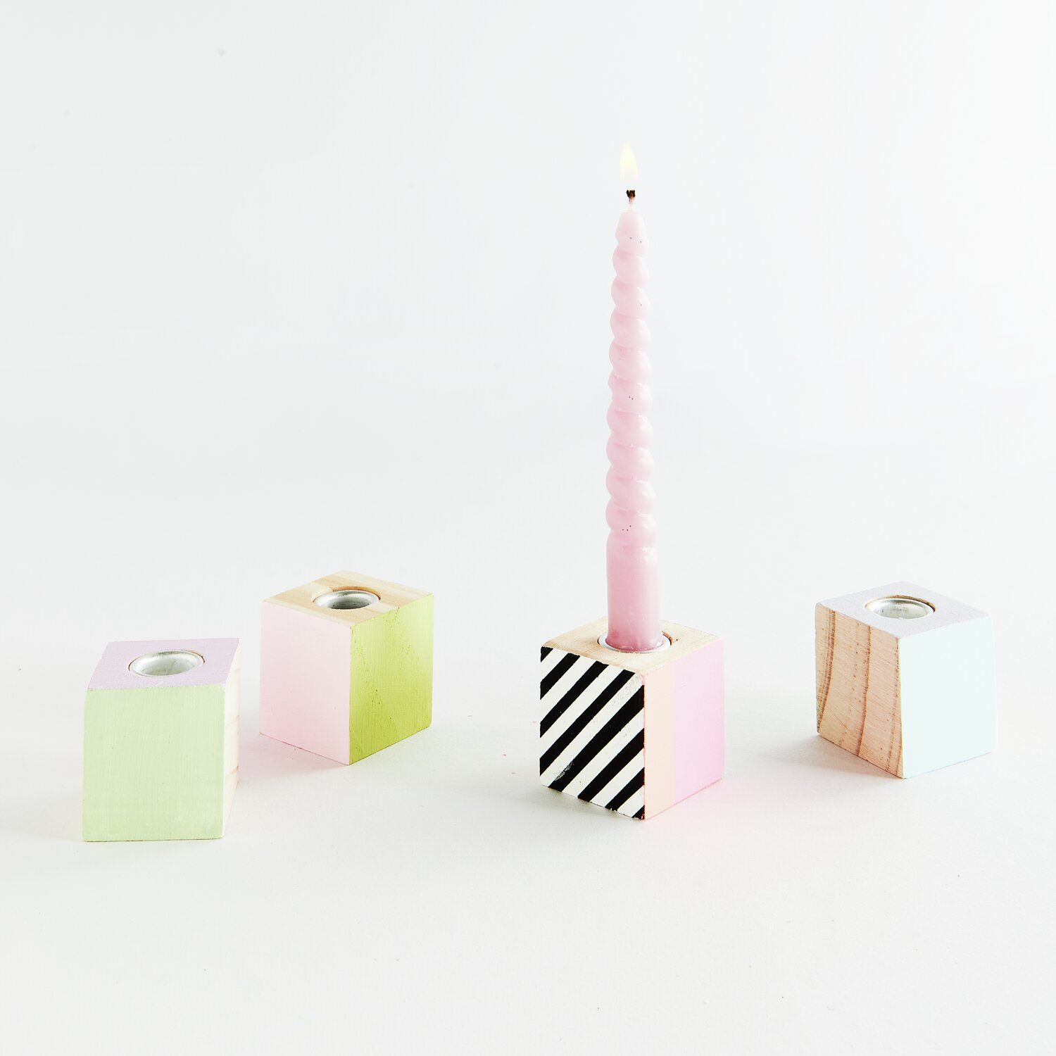 Mini Kerzenhalter Würfel, 3x3x3cm, 4 Stück, in Pastellfarben und Holzoptik, von Rico Design.