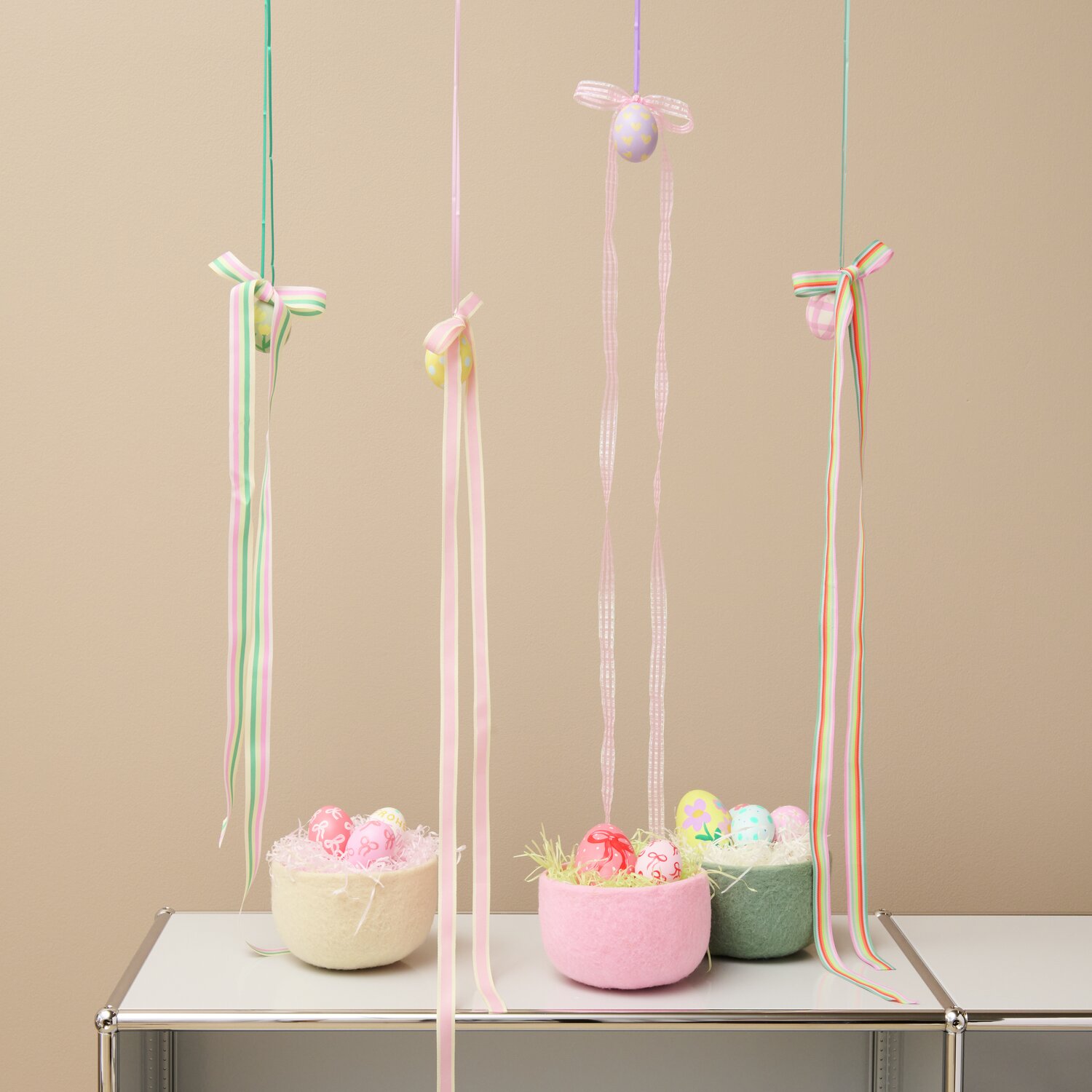 Gänseei Weiß ausgeblasen in Filz-Körbchen rund, dekoriert mit bunten Bändern und Ostereiern. Ideal für frühlingshafte Dekorationen.