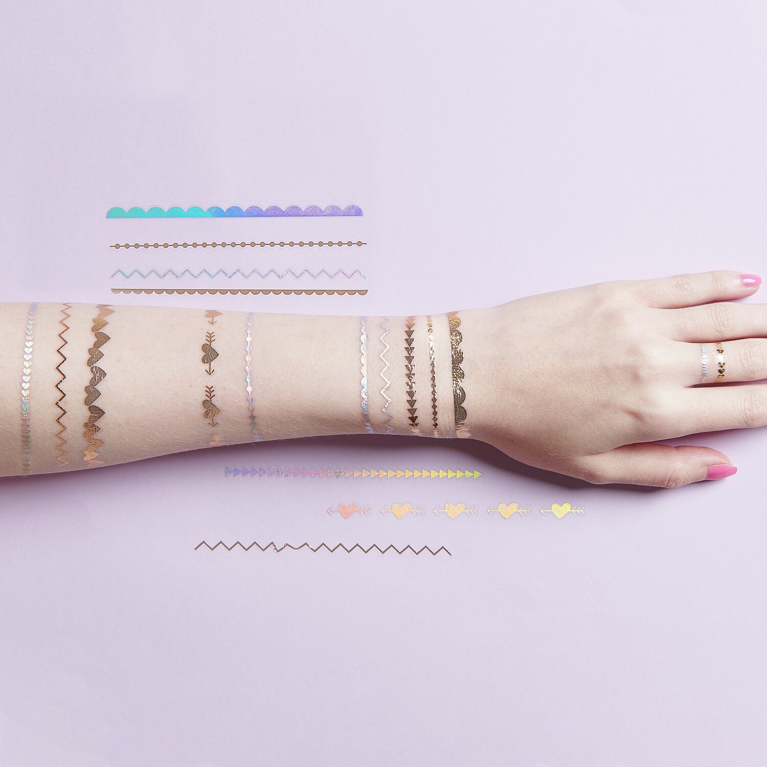 Tattoos Festival Love: Temporäre Tattoos in Gold und Silber auf einem Arm, 19-teiliges Set.