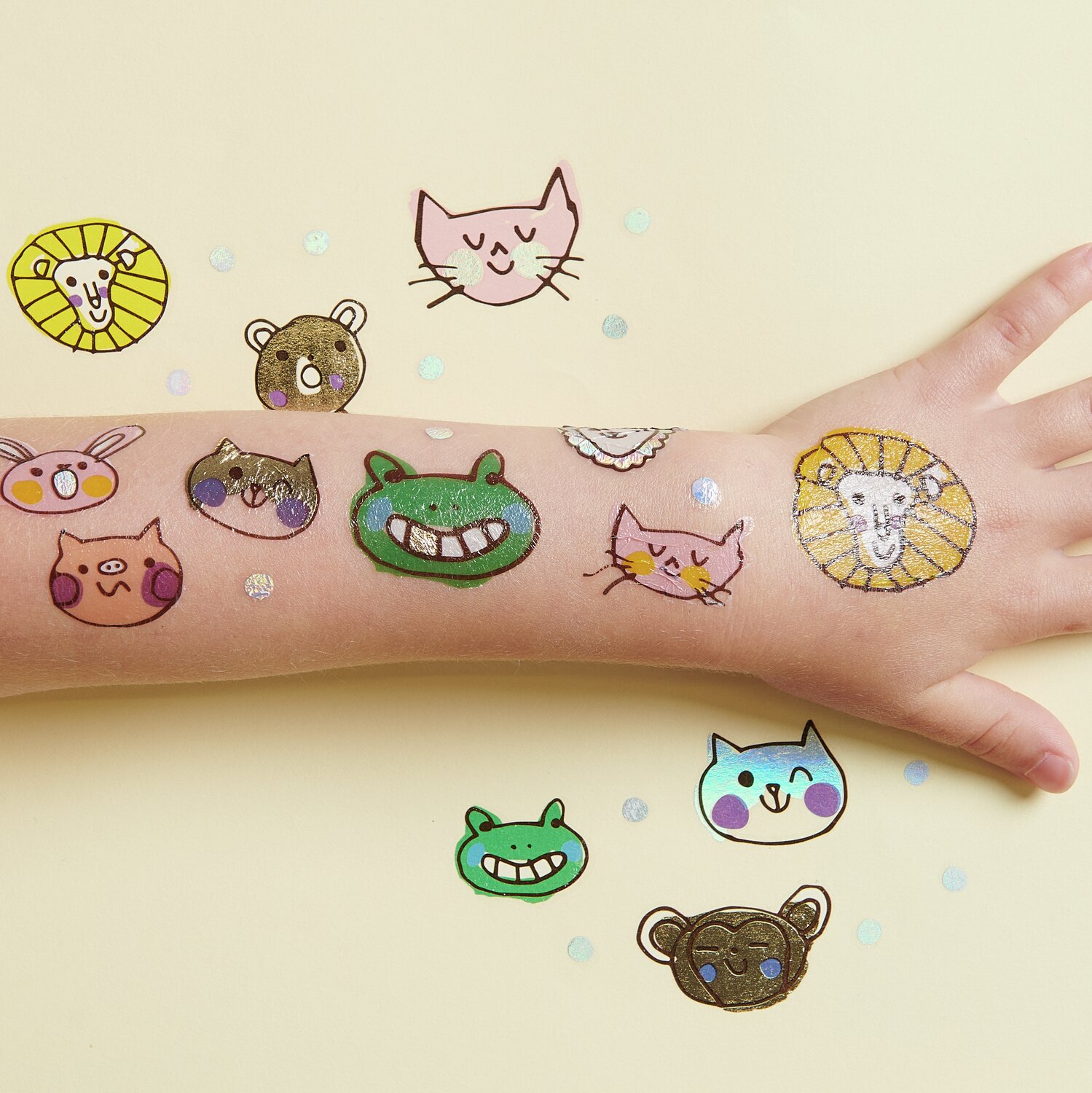 Tattoos Happy Animals: 42-teiliges Set mit bunten Tiermotiven auf einem Arm, ideal für Kinder.
