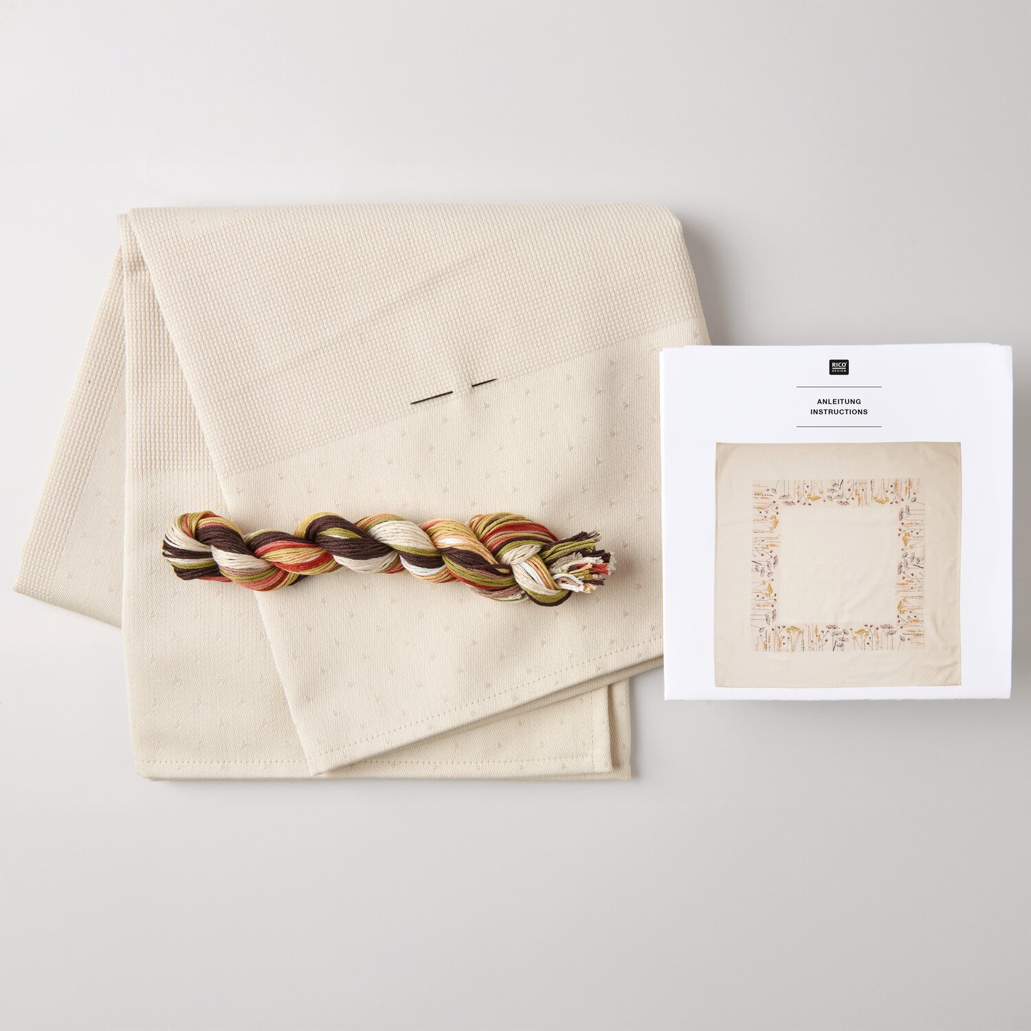 Stickpackung Gezählter Kreuzstich Tischdecke Blumen und Gräser 90x90cm von Rico Design