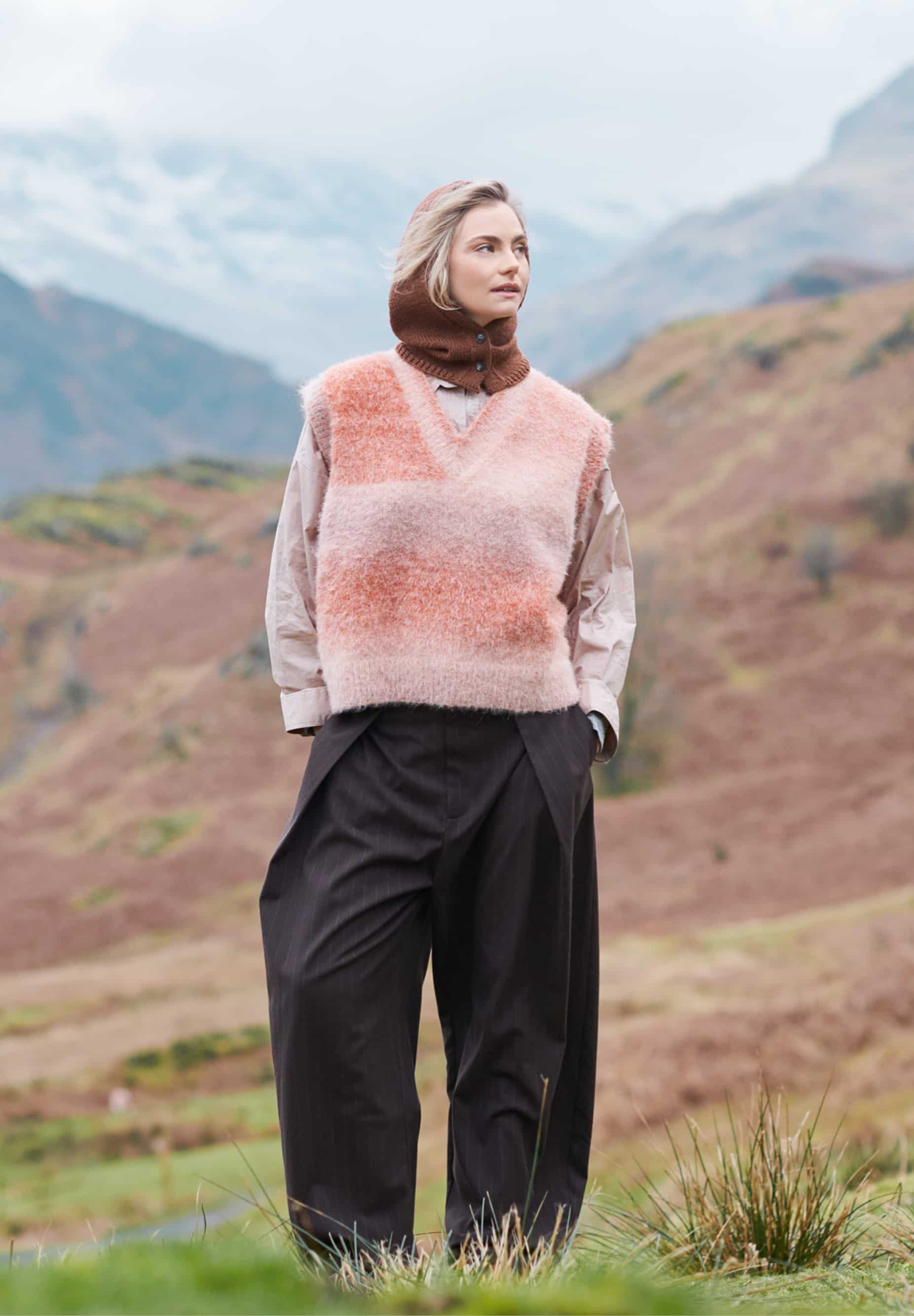 Frau trägt gestrickten Pullunder in Rosatönen: Modell 33 aus Lovewool No. 23