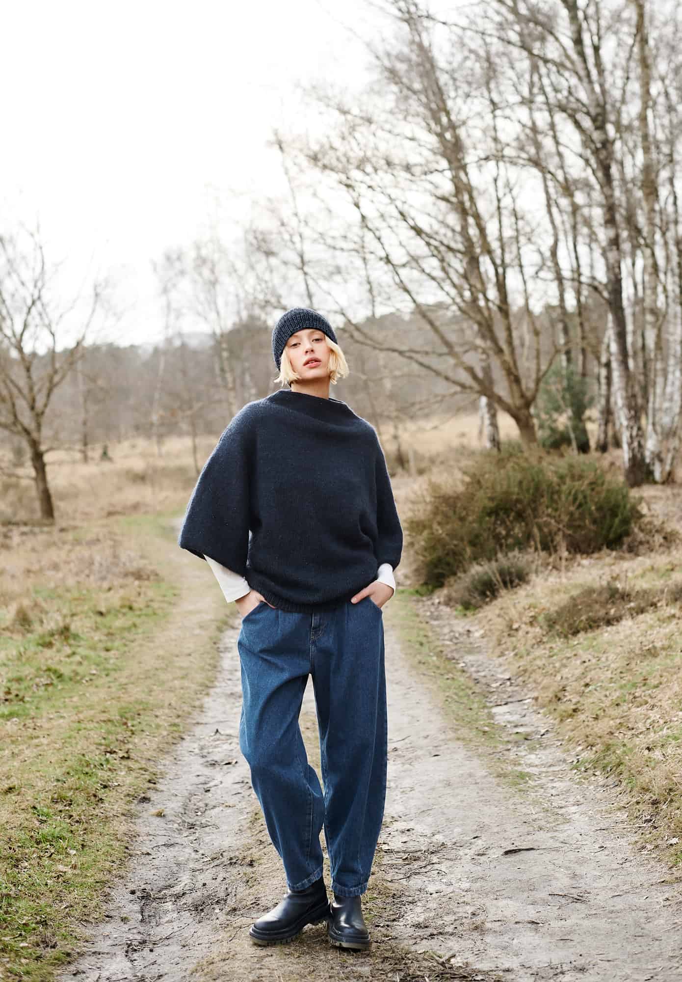 Frau trägt gestrickten Pullover in Marineblau: Modell 28 aus Lovewool No. 21