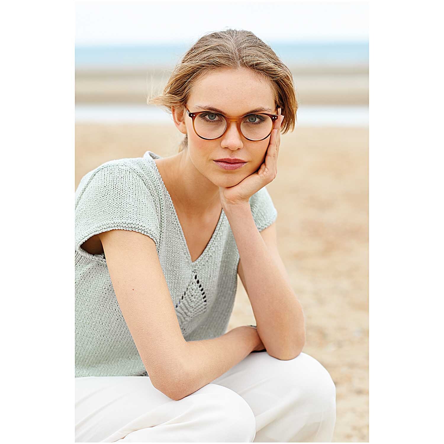 Fashion Cotton Métallisé dk: Frau in gestricktem Oberteil am Strand, Rico Design, Chrom, 50g 125m.