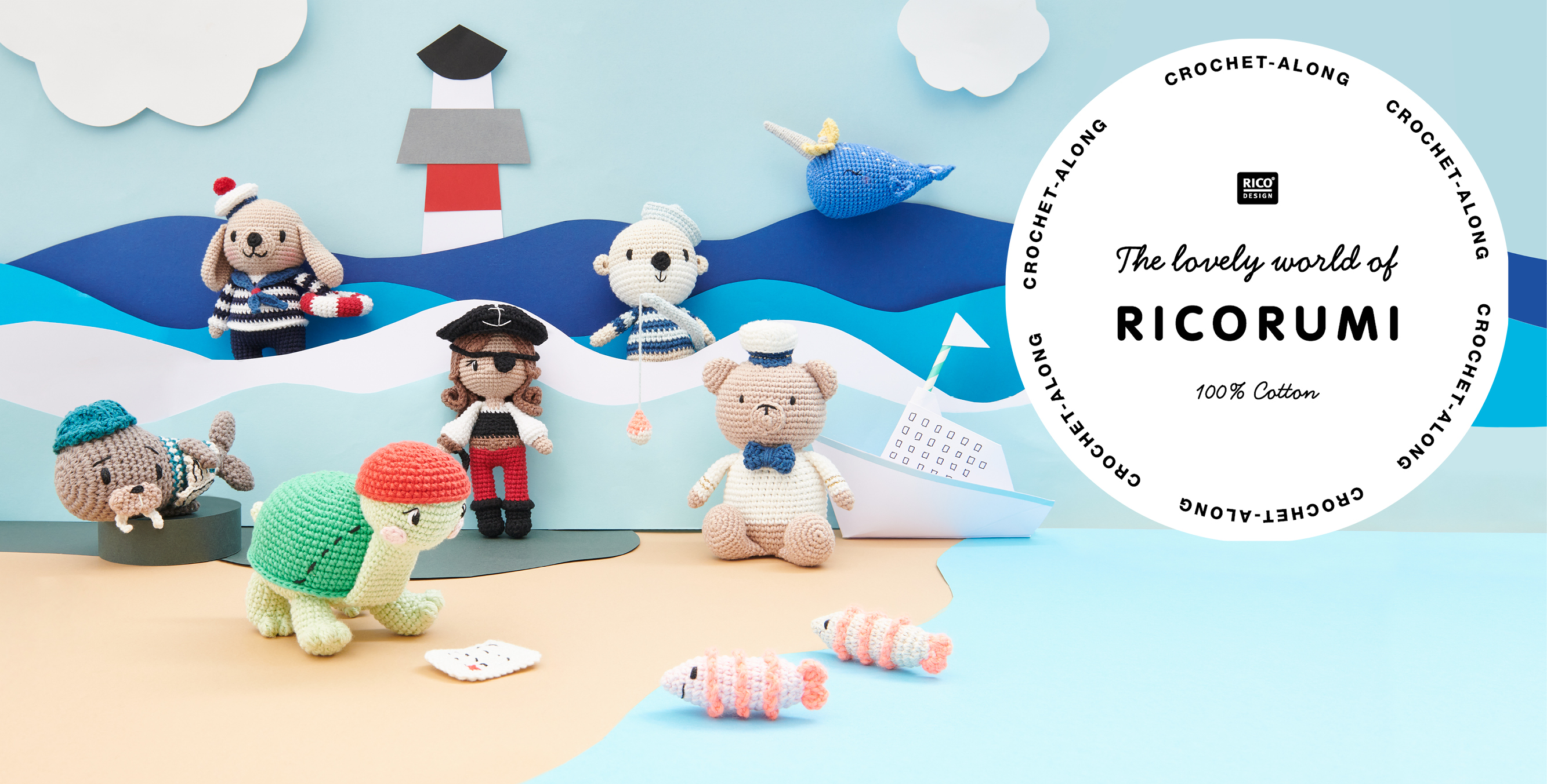 Sieben Amigurumis zum Motto Shipmates sind in einer aus Papier gestalteten Strandlandschaft dekoriert. Ein Logo von Ricorumi ist abgebildet.