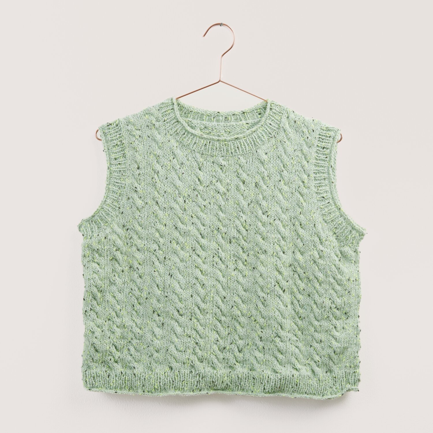 Creative Make It Tweed Neon 50g 460m Farbe Gelb von Rico Design Strickset Top Modell 08a doppelfädig in Mint, gestrickt aus Creative Cotton Fleece dk. Ideal für stilvolle, handgemachte Mode.