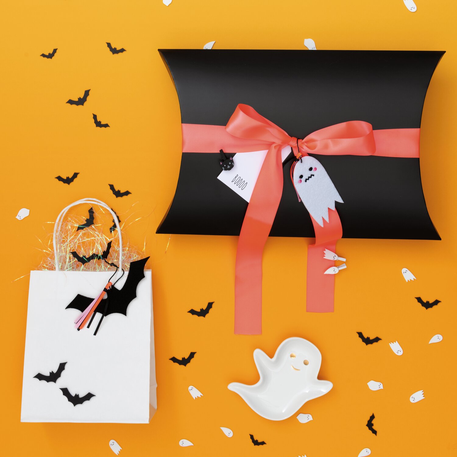 Filzhänger Fledermaus schwarz 6,3x14,5cm dekoriert Geschenkbox und Tüte auf orangefarbenem Hintergrund.