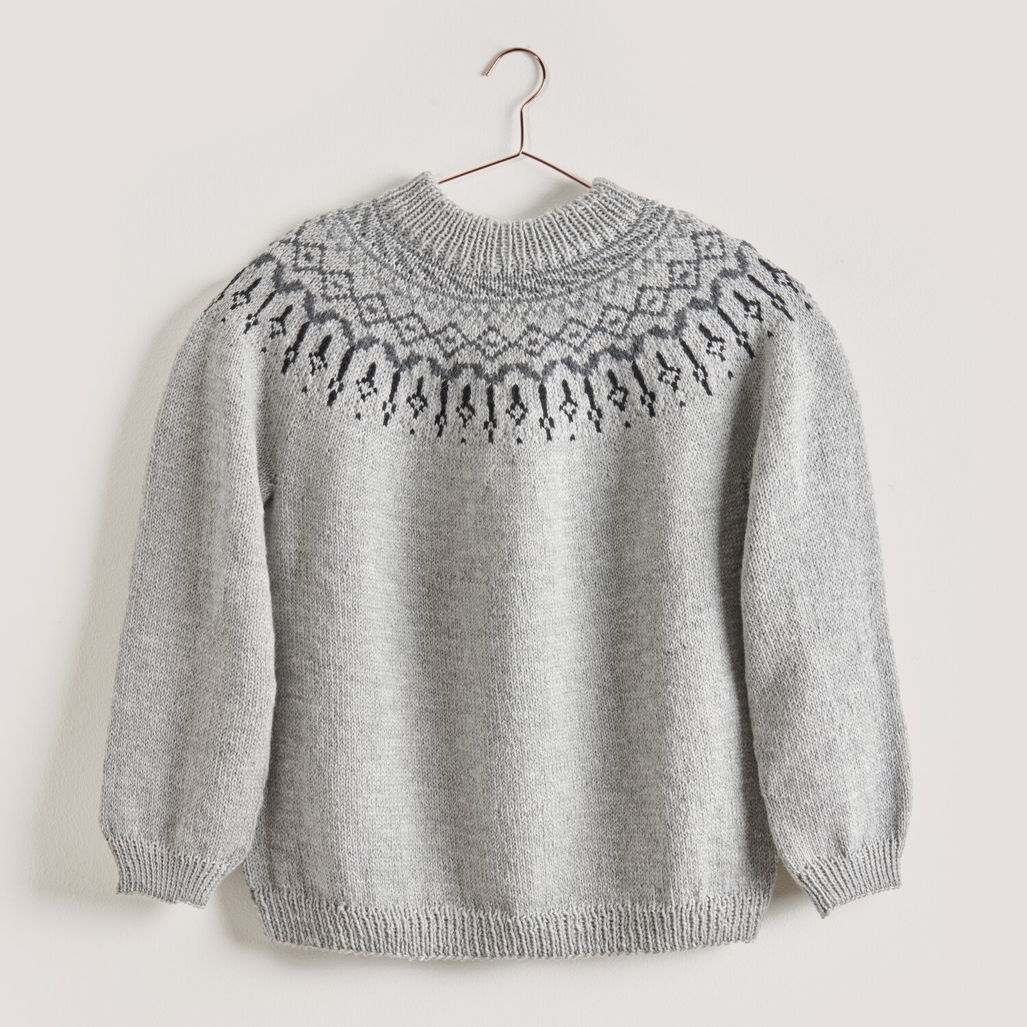 Strickset Pullover Modell 04 aus Made by Me Men No. 3, hellgrau mit nordischem Muster. Ideal für stilvolle, warme Wintertage.