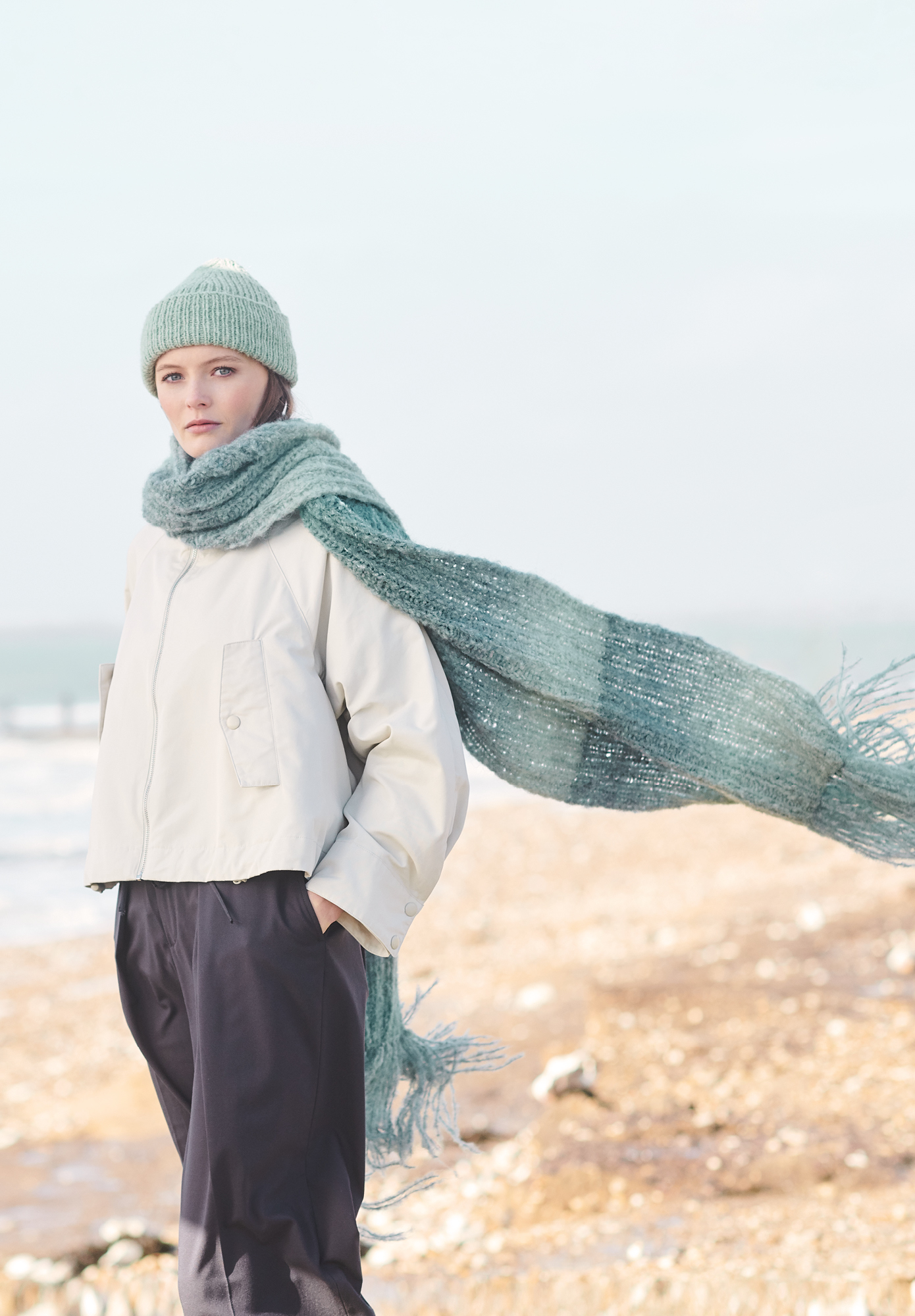 Frau trägt gestrickten Schal in Blautönen: Modell 38 aus Lovewool No. 19