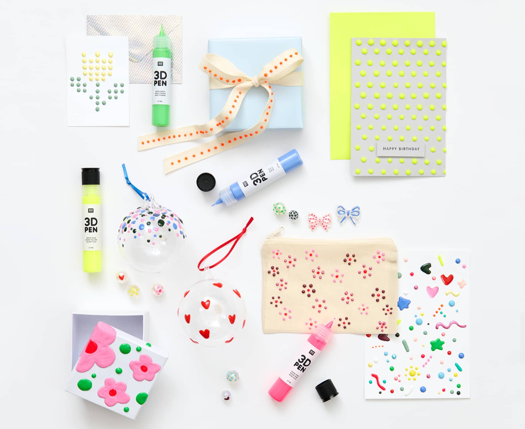 Bunt bemalte Karten, Taschen, Glasanhänger und weitere Produkte mit 3D- und Perlen-Effekten, liegen umgeben von bunten 3D-Pens auf grauem Hintergrund.