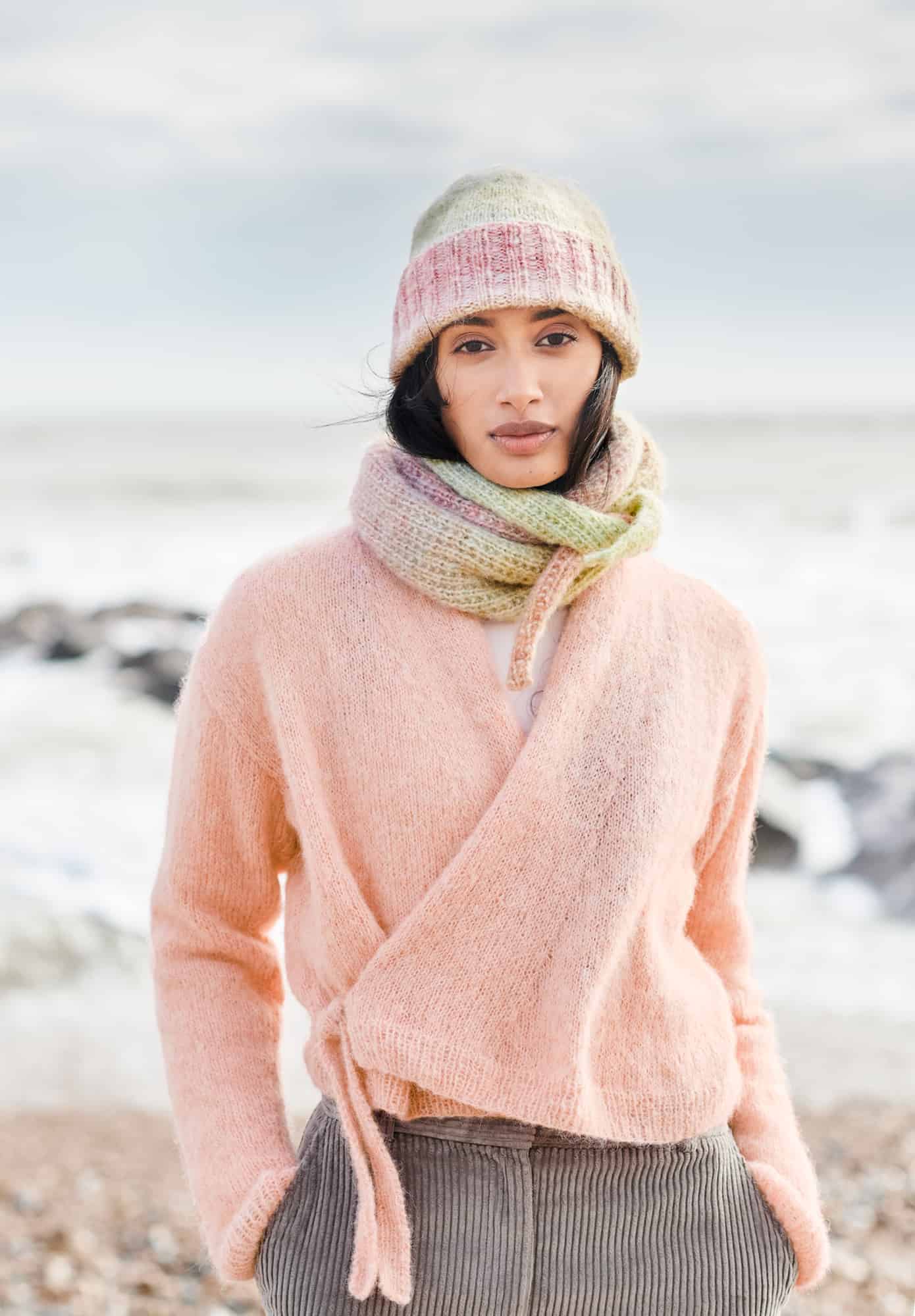 Frau trägt gestricktes Tuch in Pastelltönen: Modell 37 aus Lovewool No. 21
