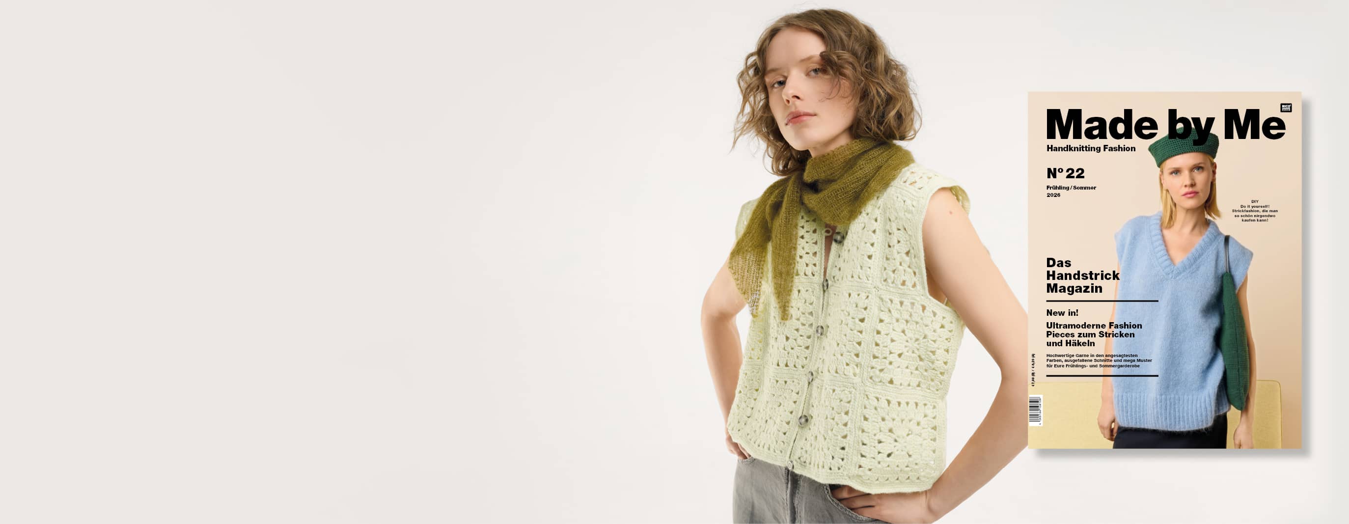 Eine Frau trägt gehäkelten Pullunder und ein gestricktes Tuch. Daneben ein Cover des Handstrick Magazins Made by Me No. 22.