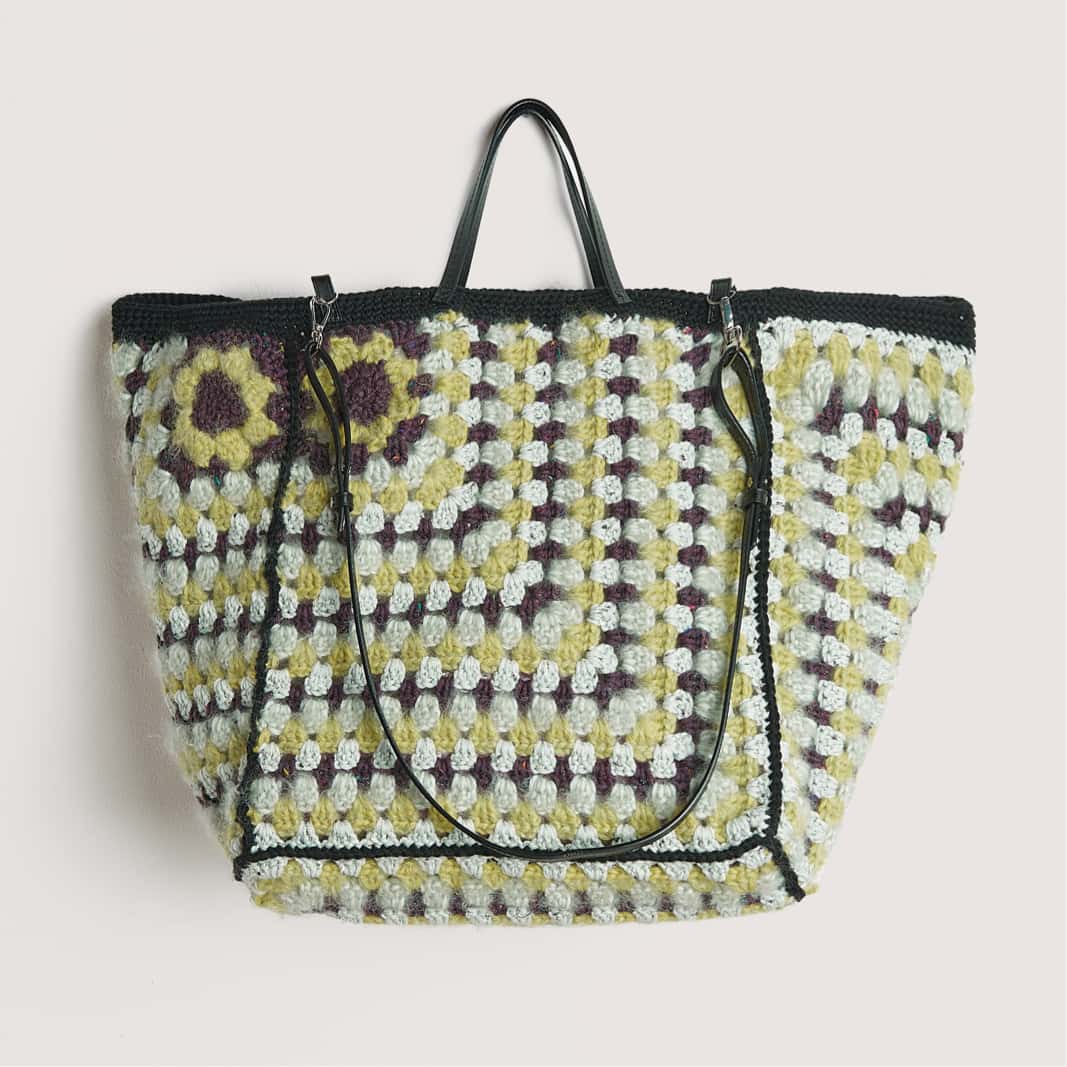 Gehäkelte Tasche aus Granny Squares in Grün, Blau, Braun: Modell 22 aus dem Heft Made by Me No. 21