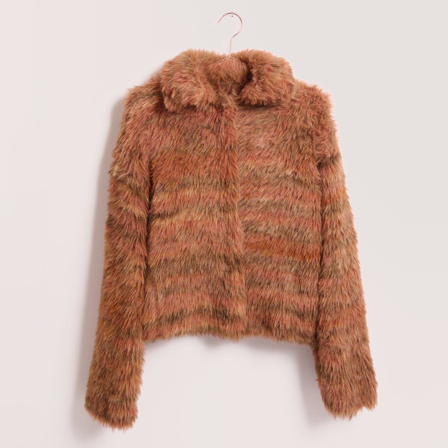 Creative Fur Print, kurz geschnittene Kunstpelzjacke im Streifenmuster, gestrickt aus Rico Design Garn, Subtitel 100g 130m, auf Bügel vor hellem Hintergrund