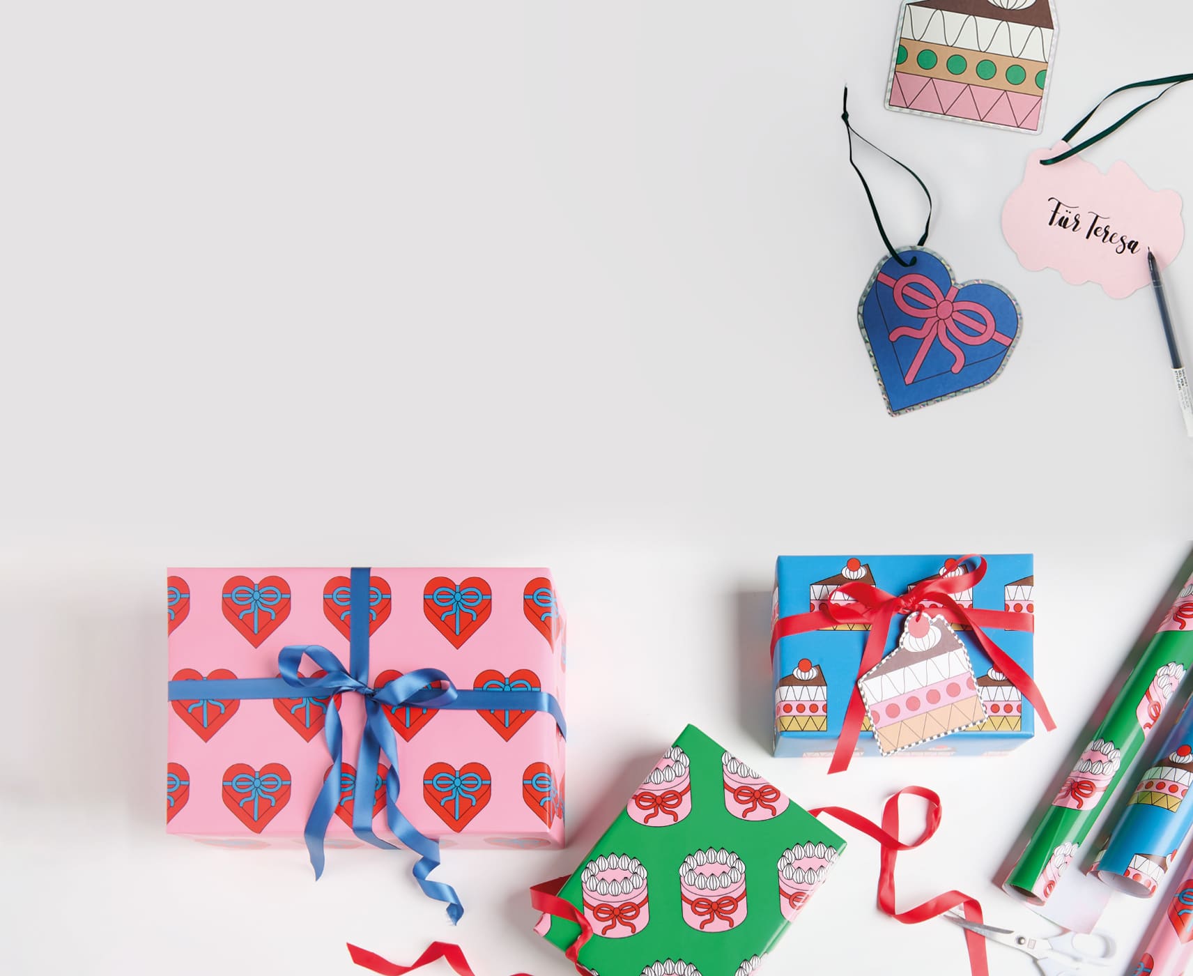 Verpackte Geschenke und Geschenkpapier mit bunten Torten-Illustrationen aus der Kollektion Eye Candy.