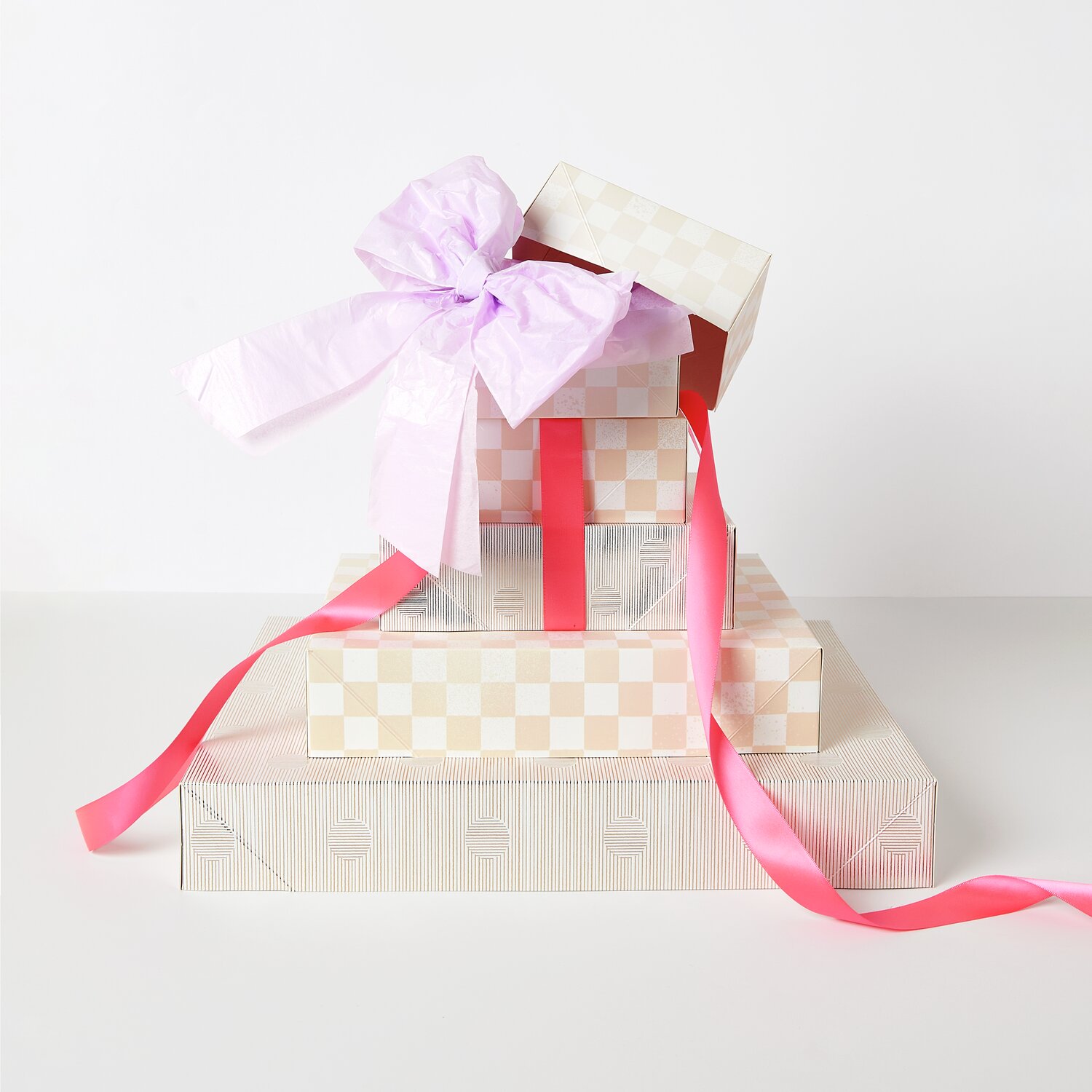 Papierschachtel Set The Sky is the Limit, 5-teilig, mit rosa Schleifen und kariertem Muster.