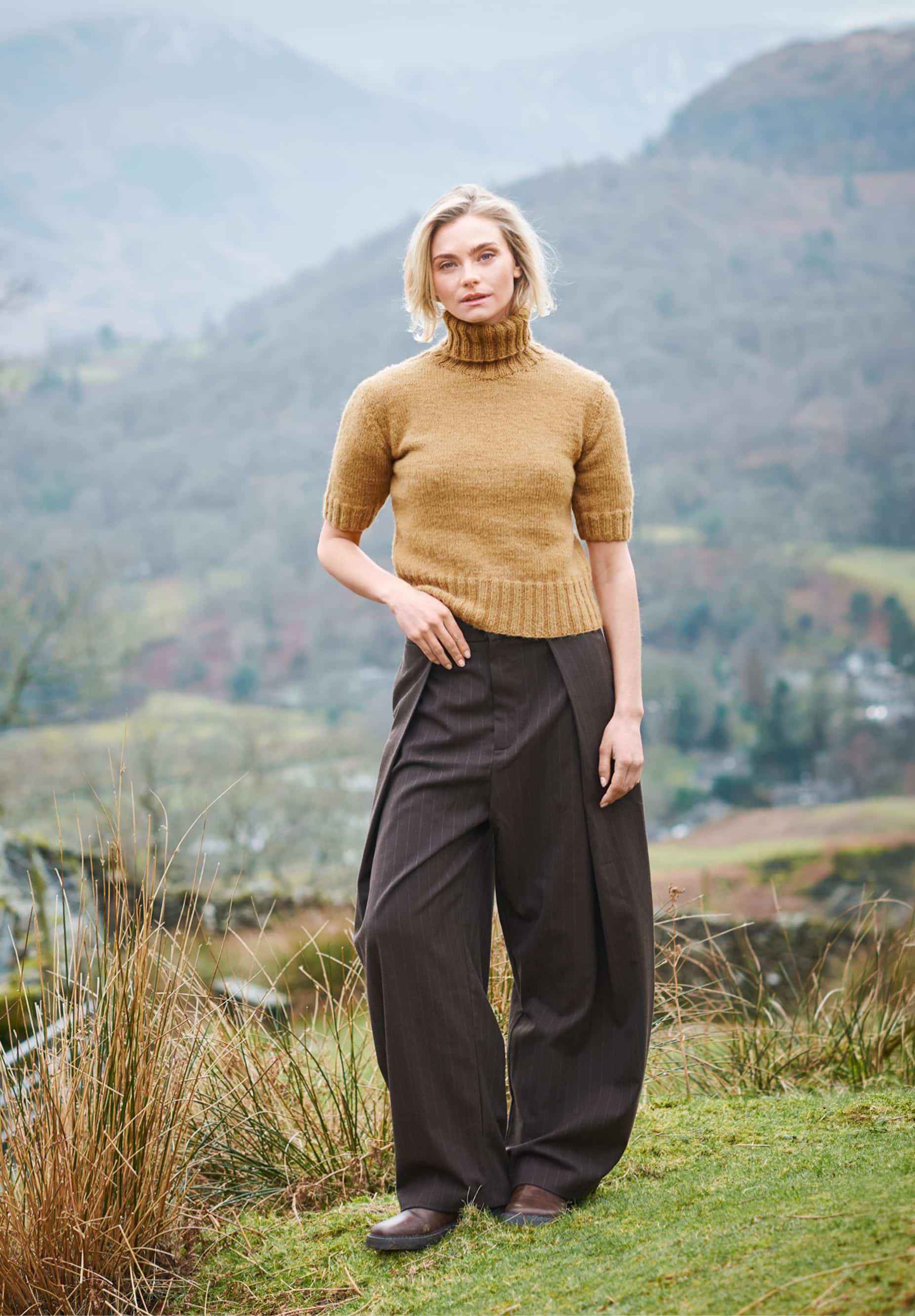 Frau trägt gestricktes Shirt in Hellbraun: Modell 01 aus Lovewool No. 23