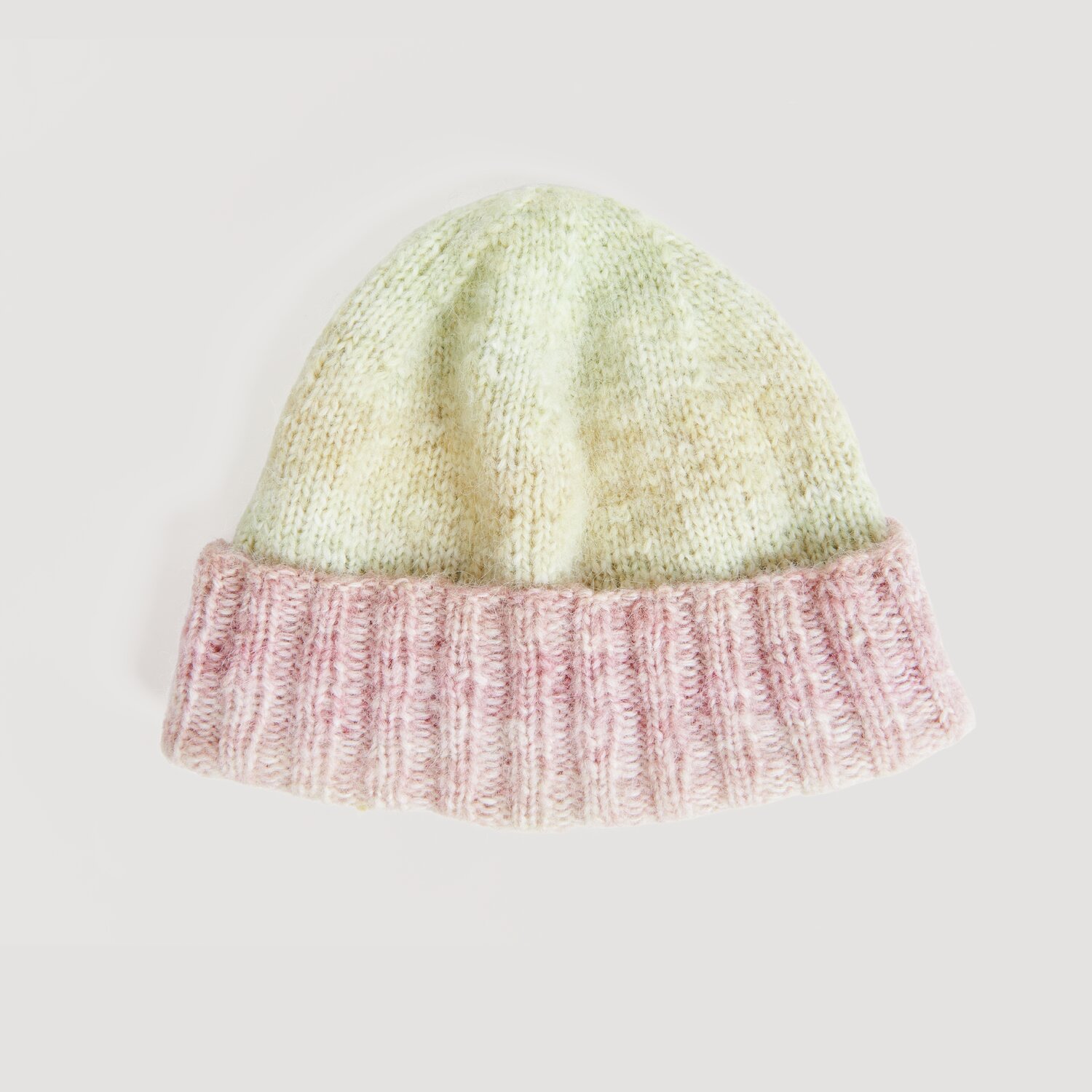 Strickmütze in sanften Pastelltönen mit einem rosa umgeschlagenen Rand. Modell Legeware. Perfekt für kühle Tage, bietet sie stilvollen Schutz und Komfort. Ideal für jede Garderobe.