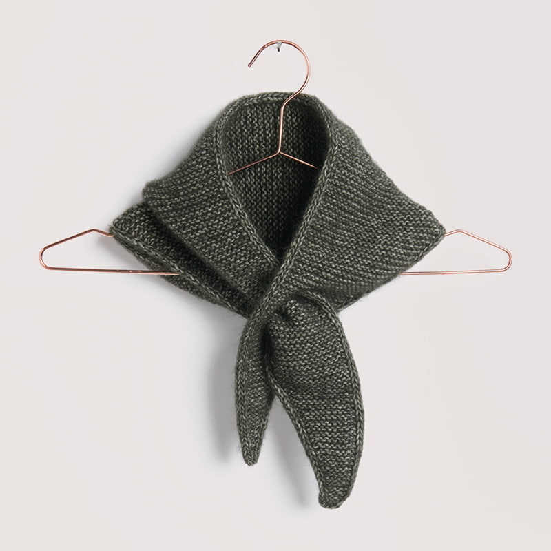 Gestricktes Tuch in Schwarz: Modell 01 aus dem Heft Luxury Knits Summer Pieces