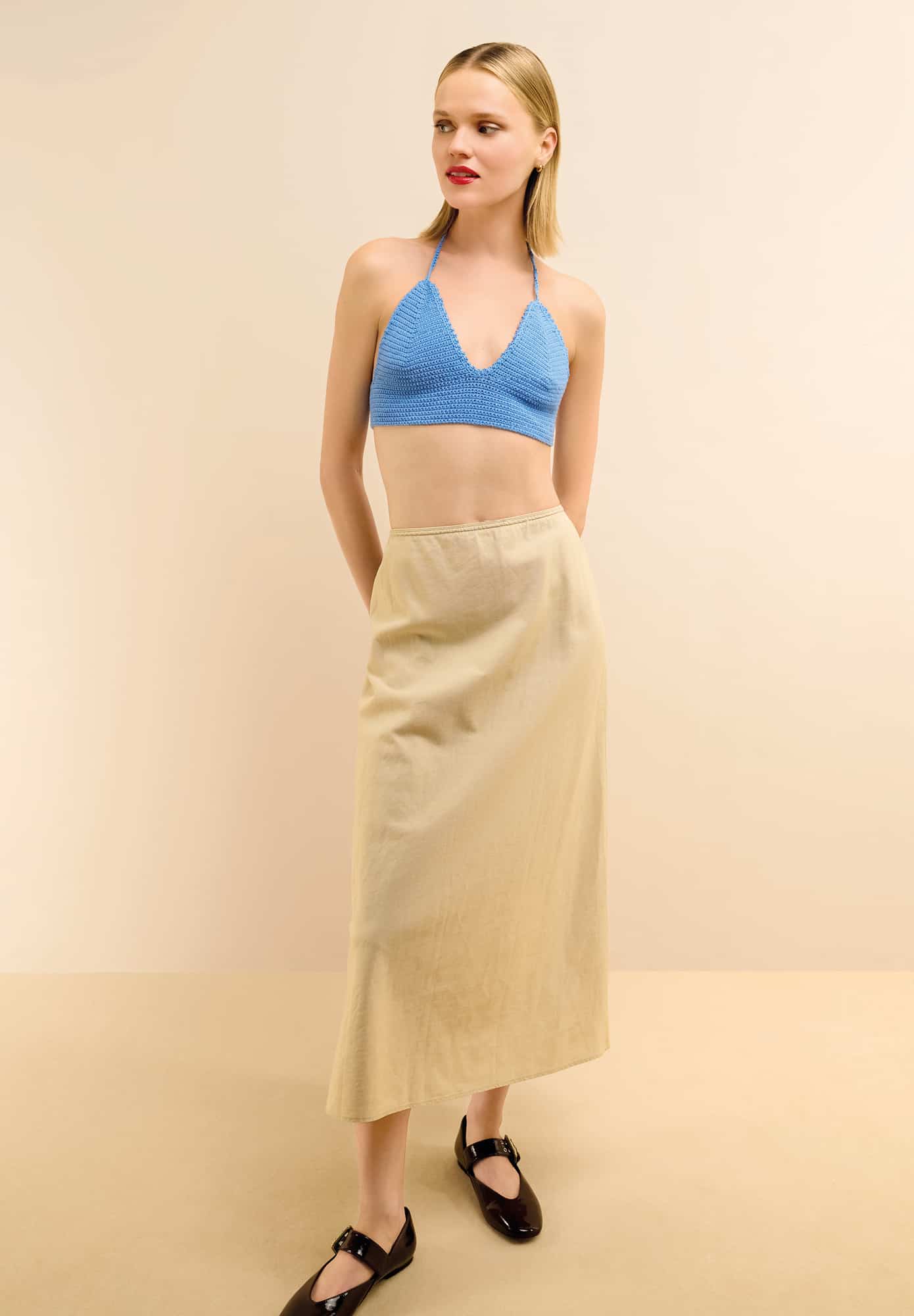 Frau trägt gehäkeltes Bikini-Top in Blau: Modell 12 aus Made by Me No. 22